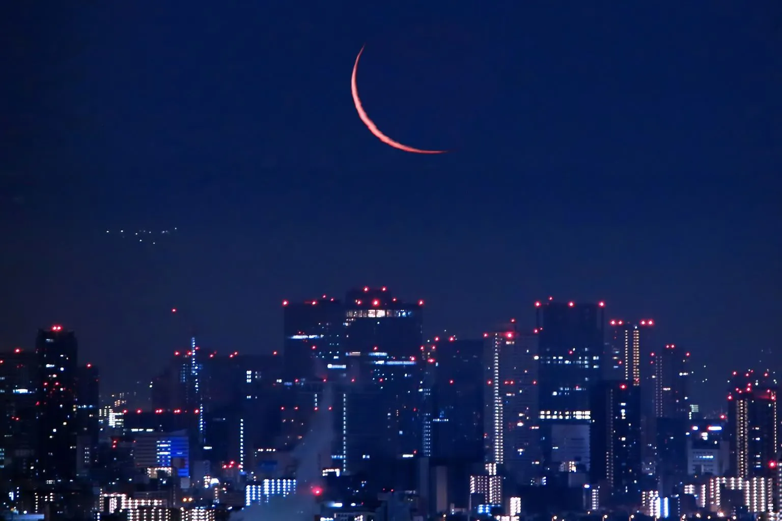 都会に昇る繊月 No.0000