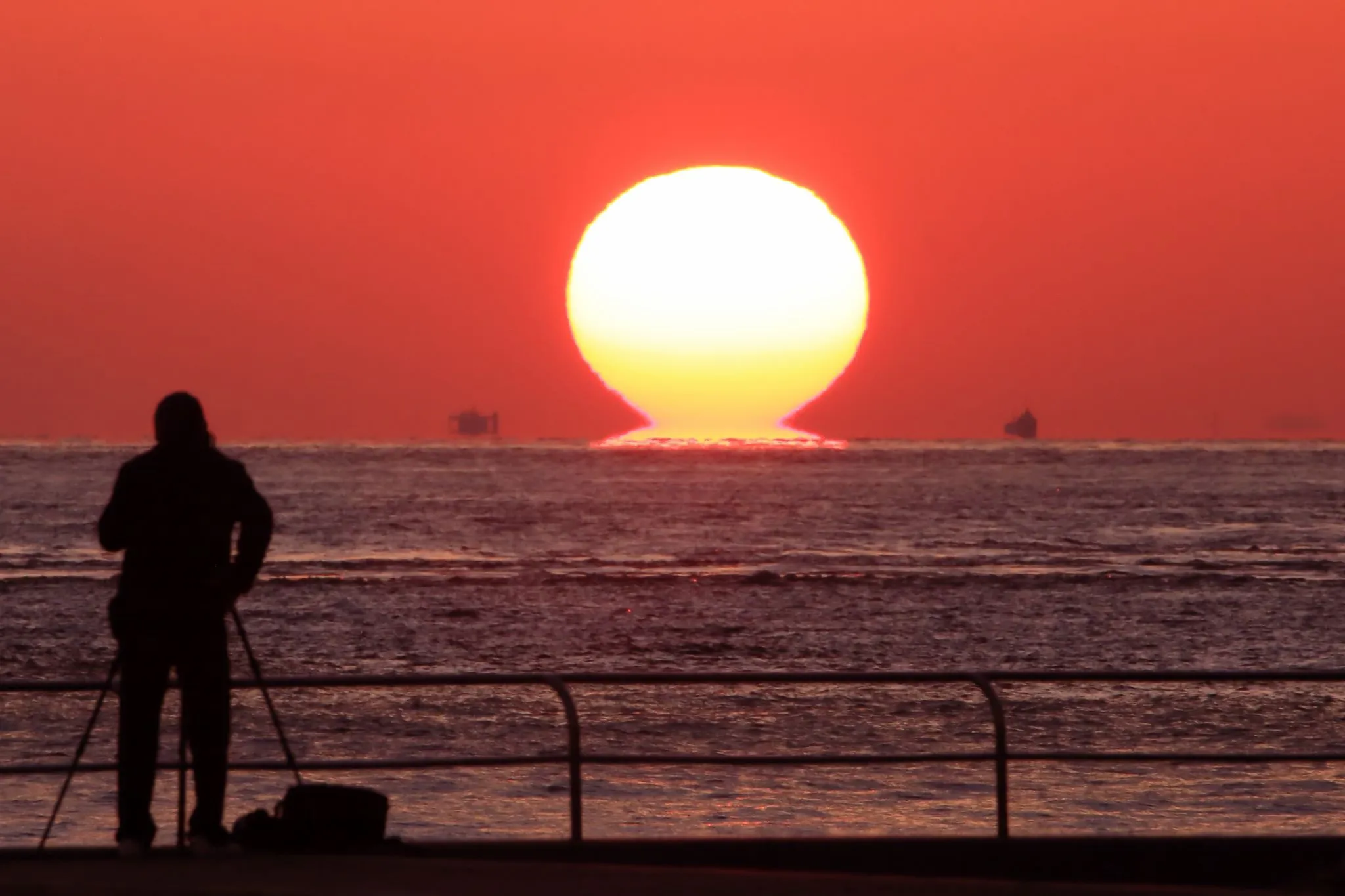 だるま夕日を撮る人 No.0000