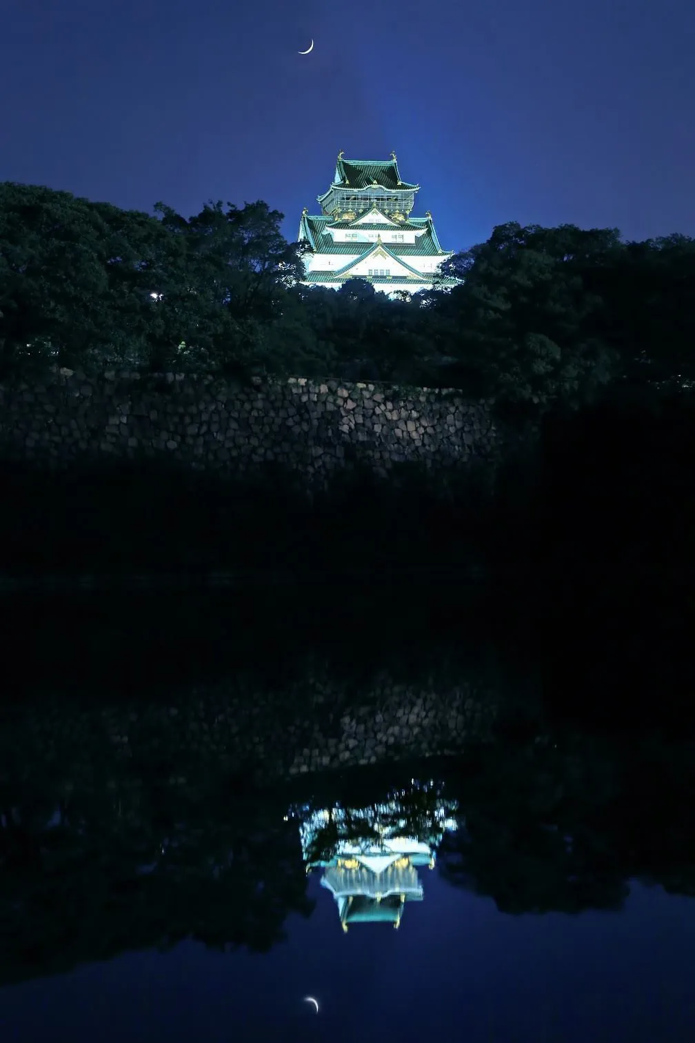お堀に映る天守閣と三日月 No.0000