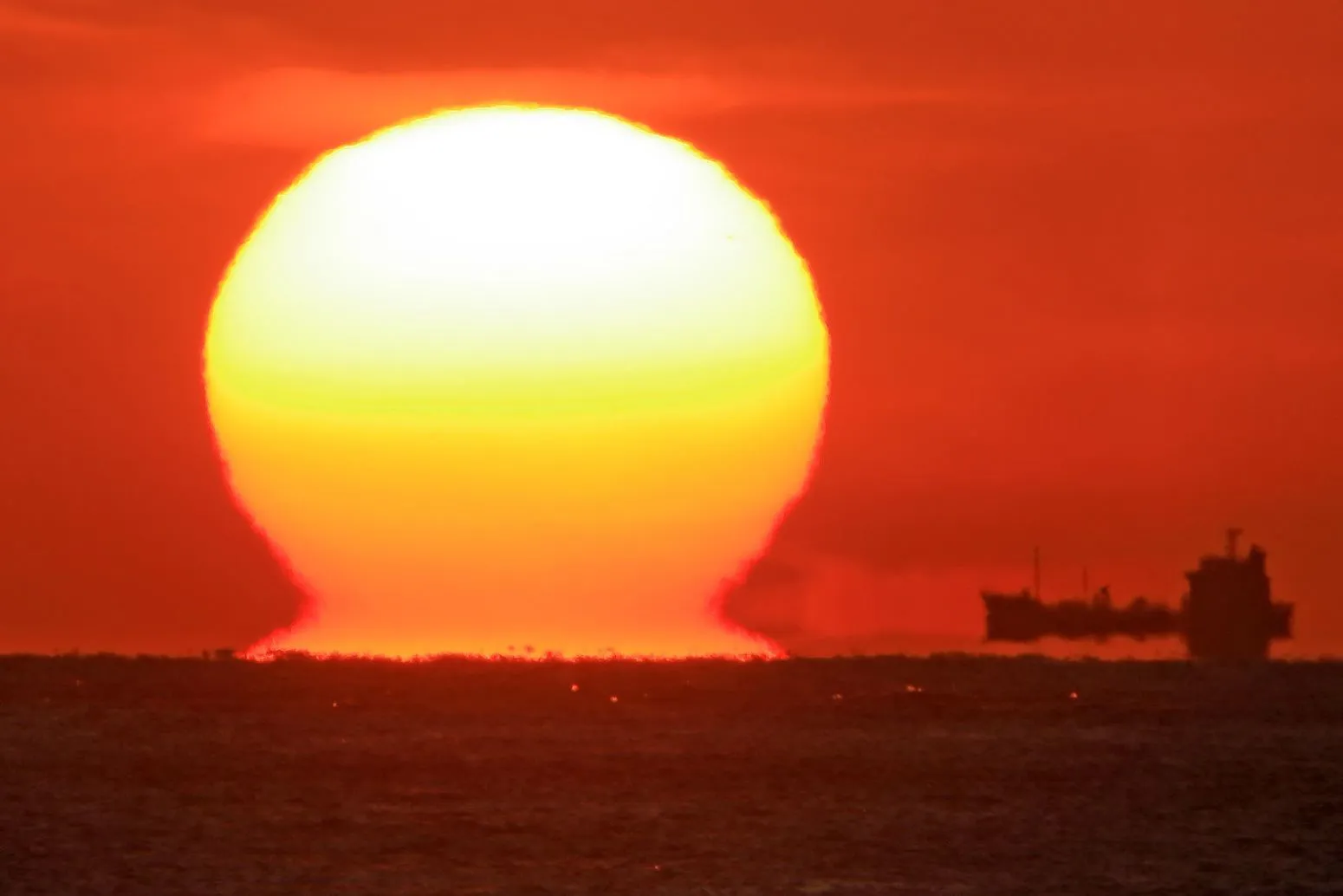 だるま夕日と浮き船 No.0000