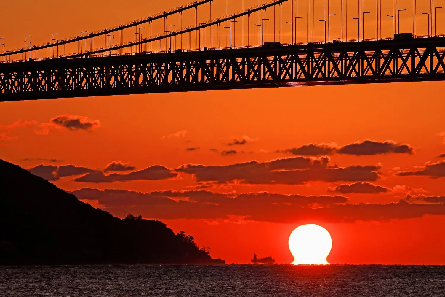 明石海峡大橋とダルマ夕陽 No.0000
