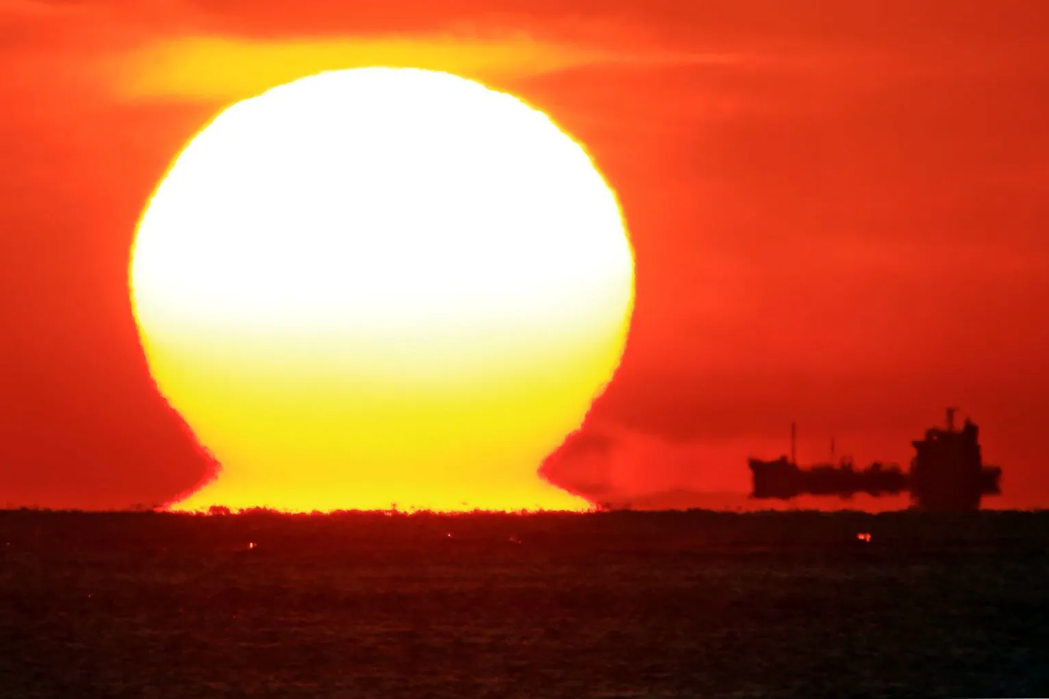 だるま夕陽と浮かぶ船 No.0000