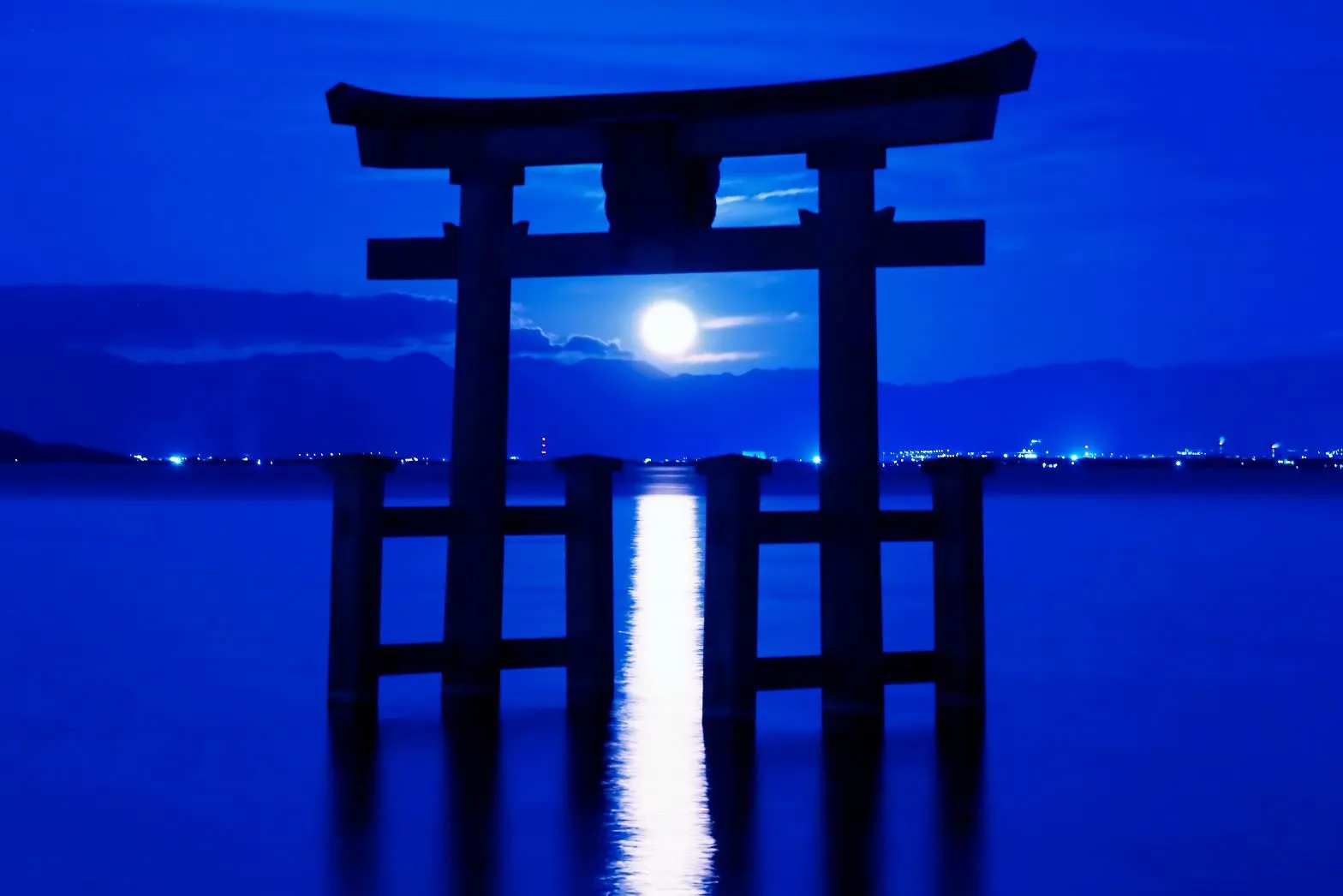 鳥居の彼方に昇る月 No.0000