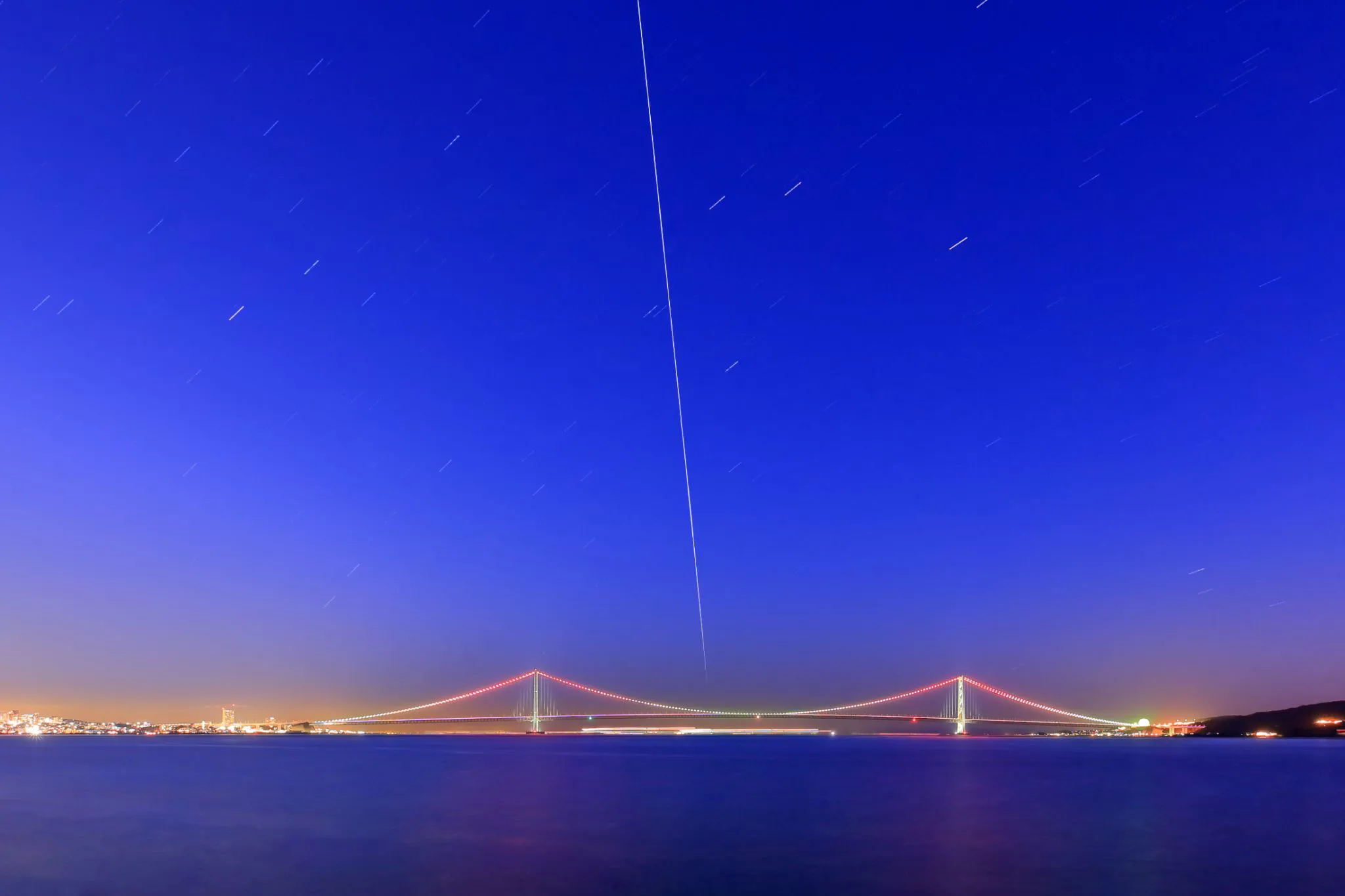 大橋に飛び去るISS No.0000