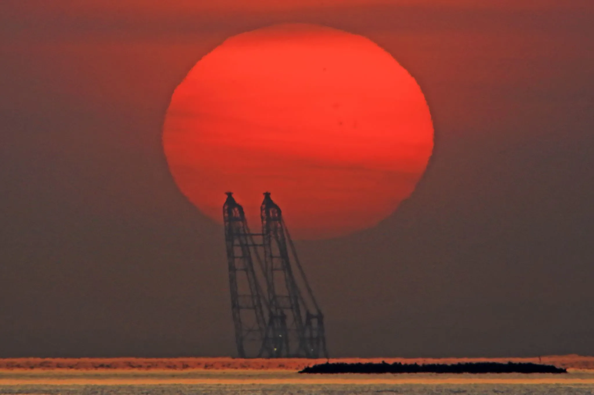 巨大クレーンに掛かる夕陽 No.0000