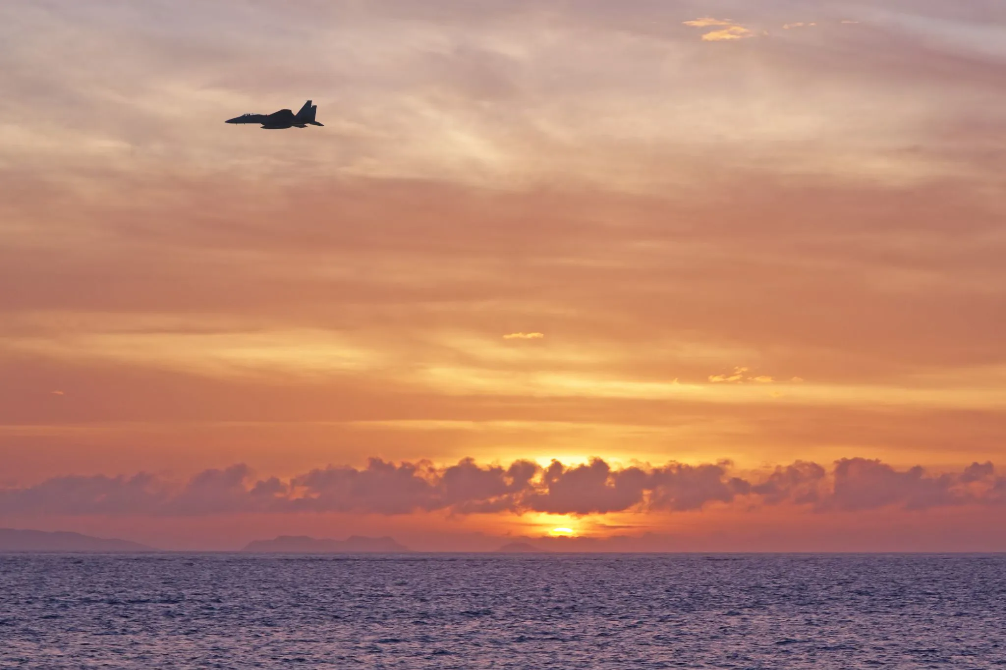 戦闘機が飛ぶ夕空 No.0000