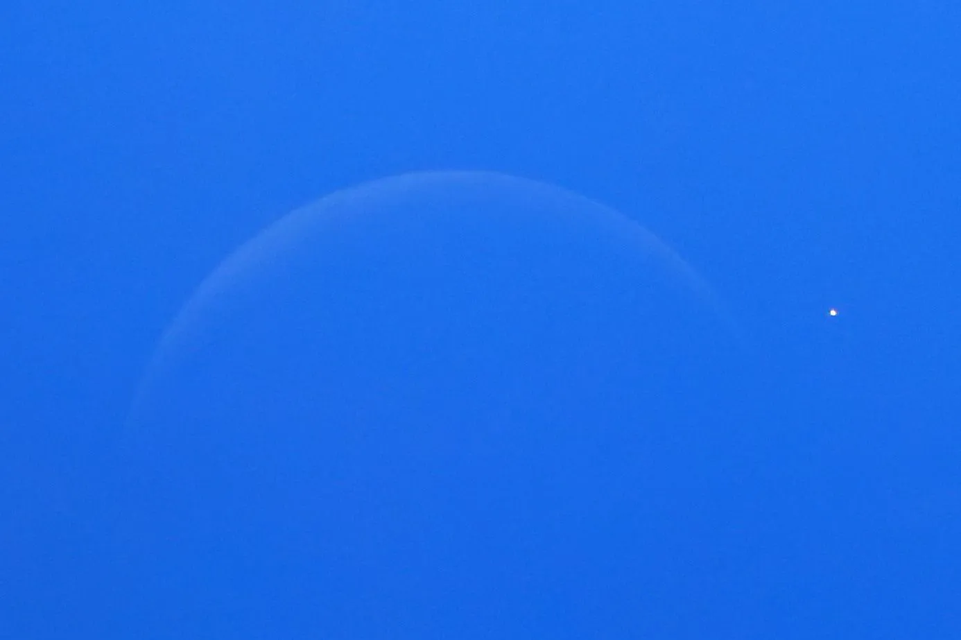 青空での月と金星のランデブー No.0000