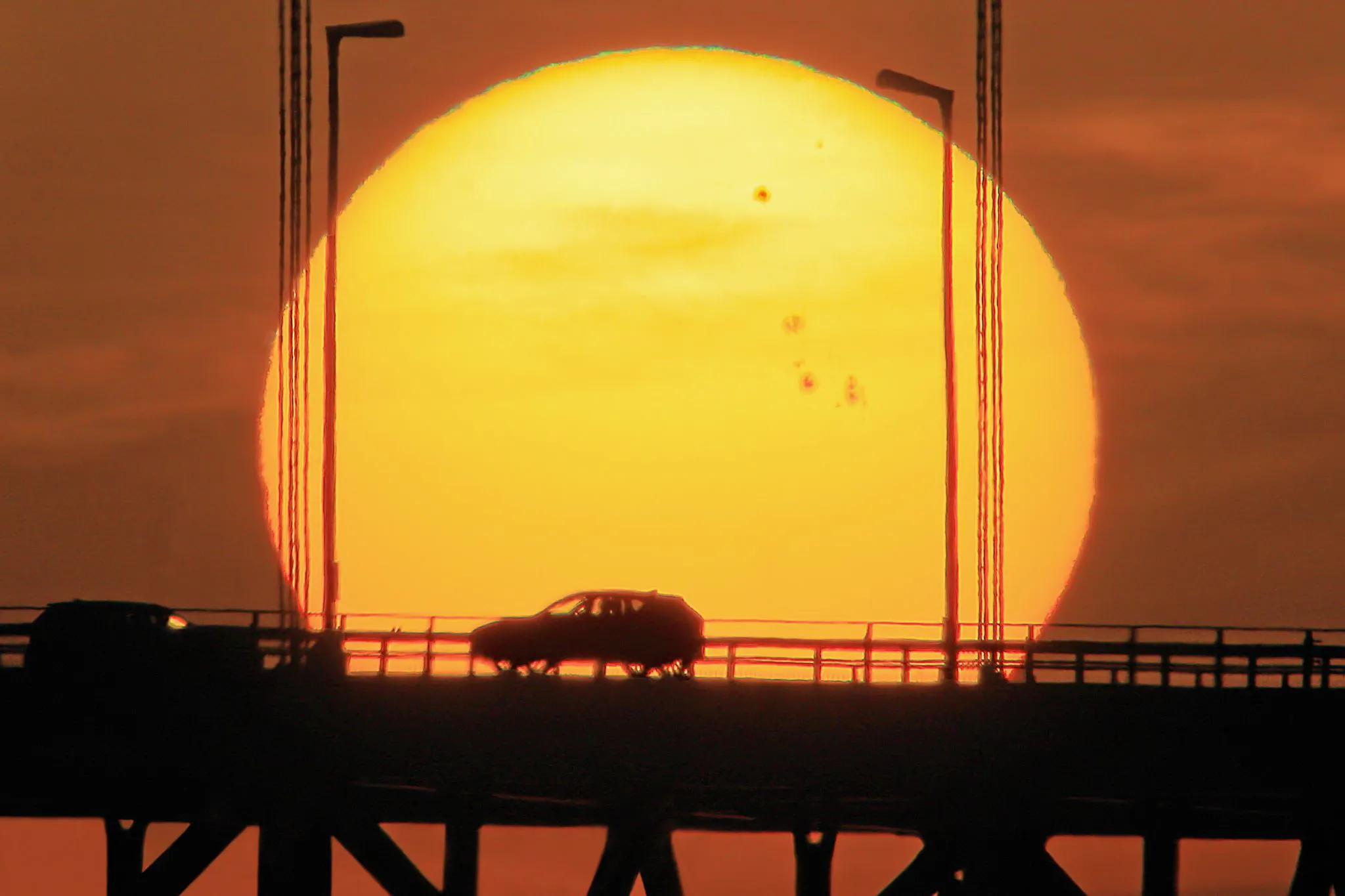 肉眼黒点が見える夕陽 No.0000