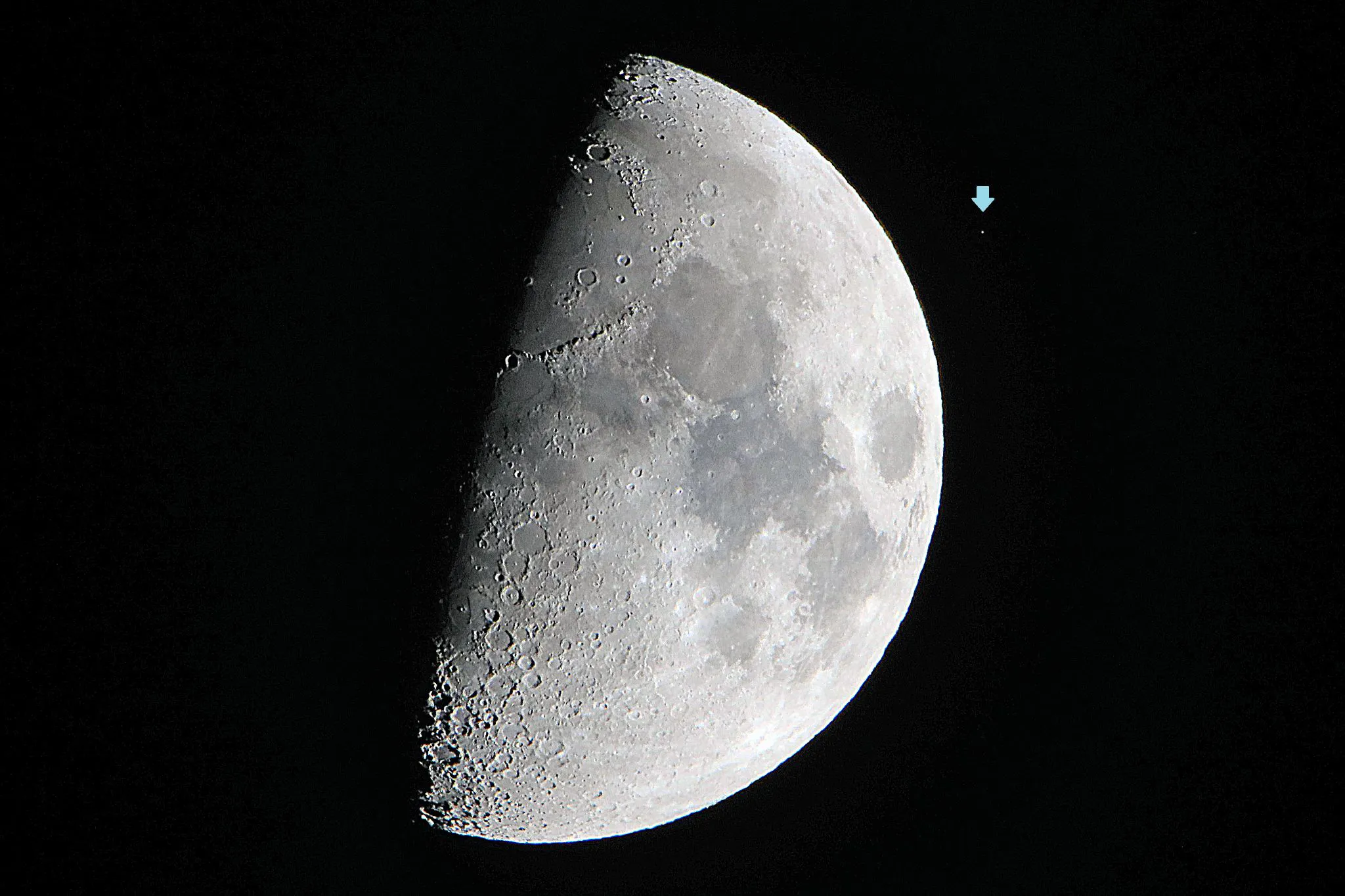 上弦の月とへびつかい座36番星 No.0000
