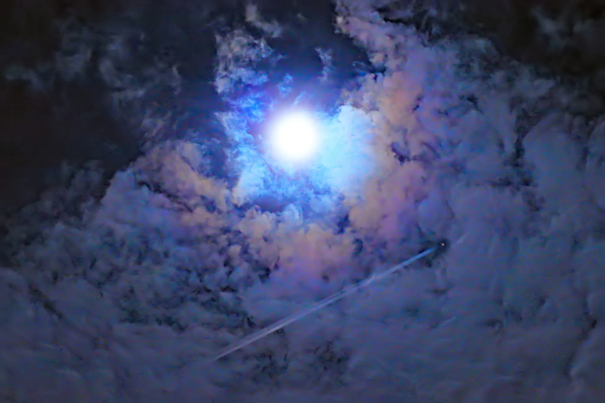 満月と彩雲と飛行機雲 No.0000