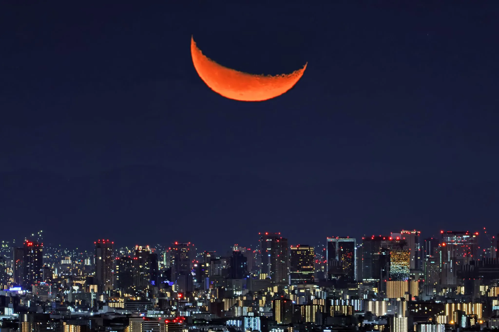 夜景に昇る紅い月 No.0000