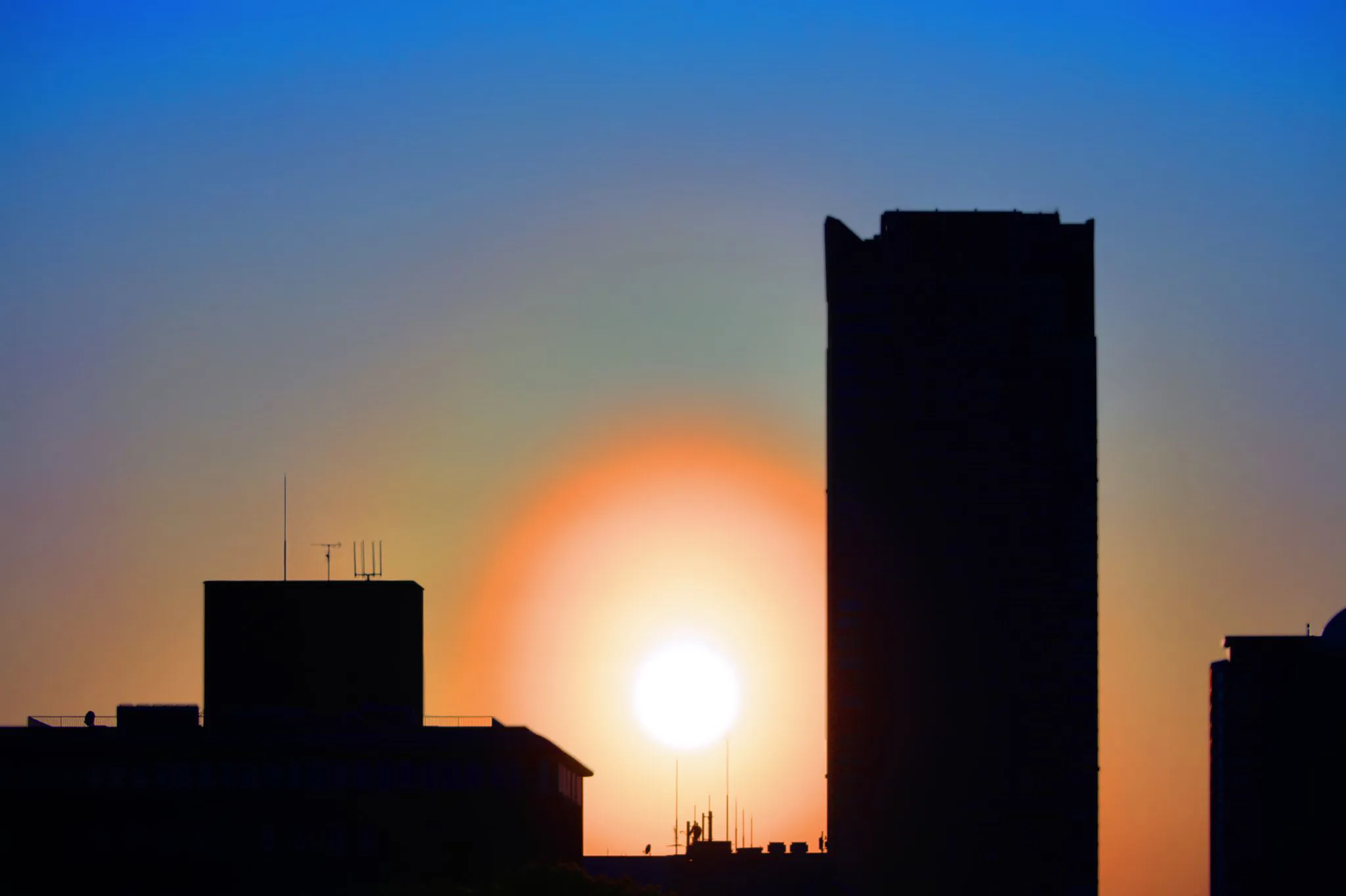 ビル群に沈む夕日 No.0000