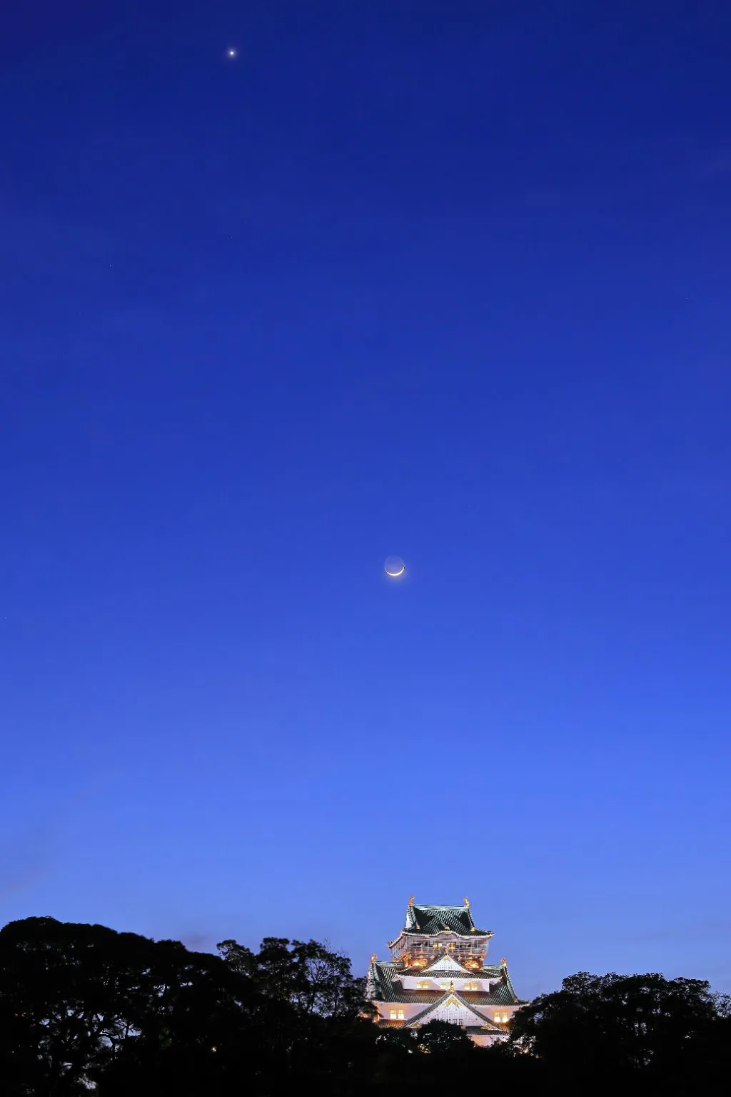 お城の上の三日月と金星 No.0000
