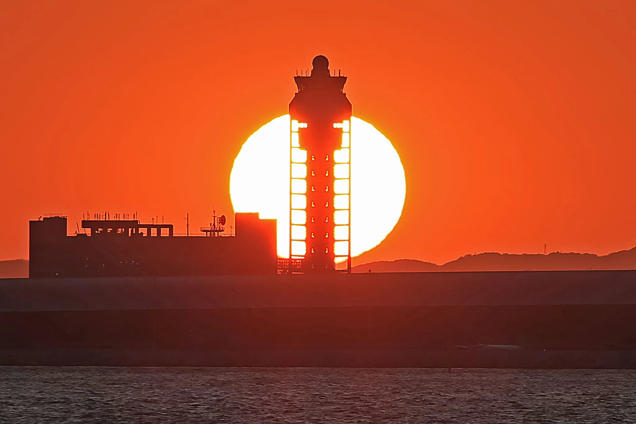 管制塔と重なる夕陽 No.0000