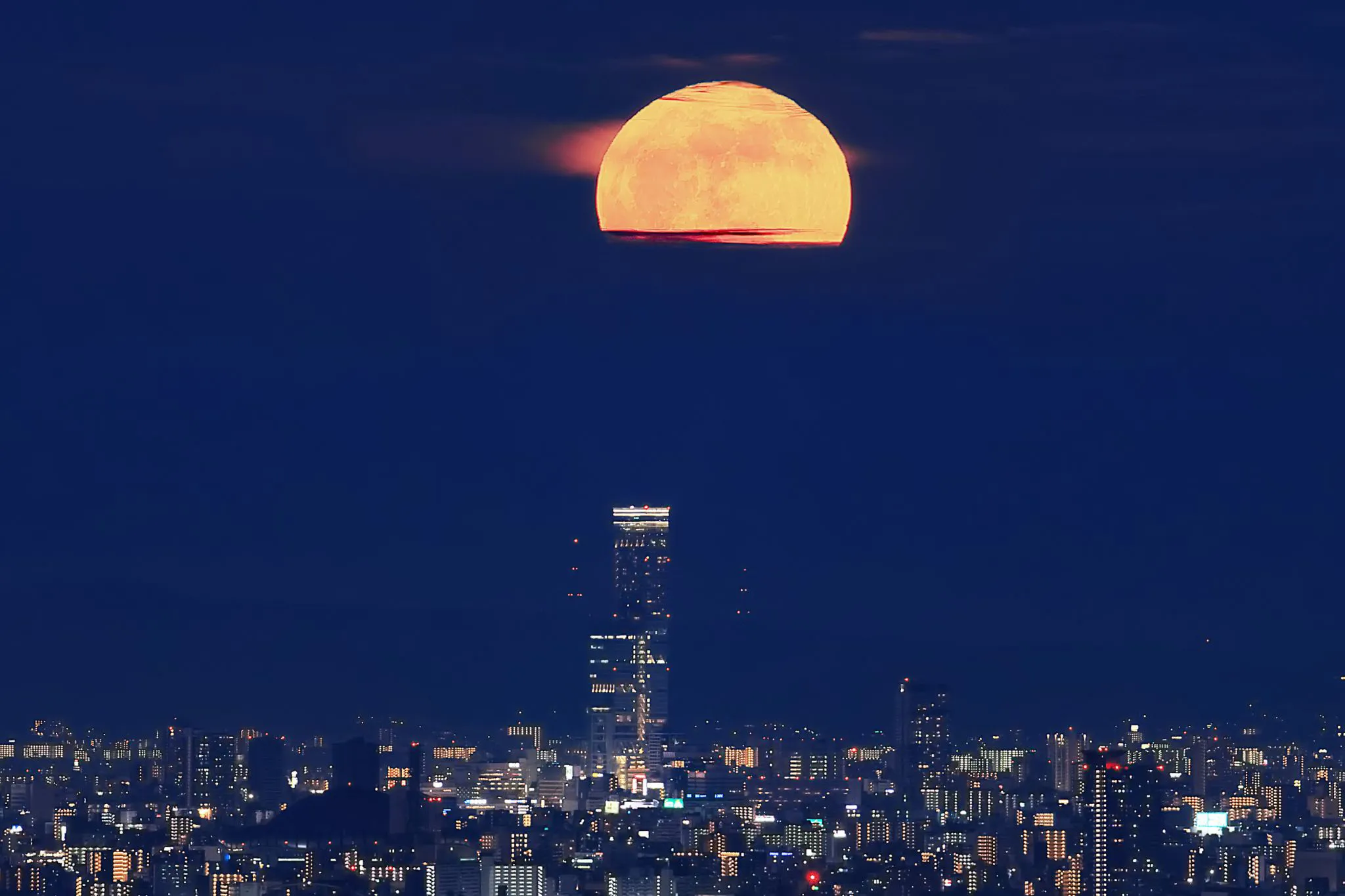 ハルカスに昇る満月 No.0000