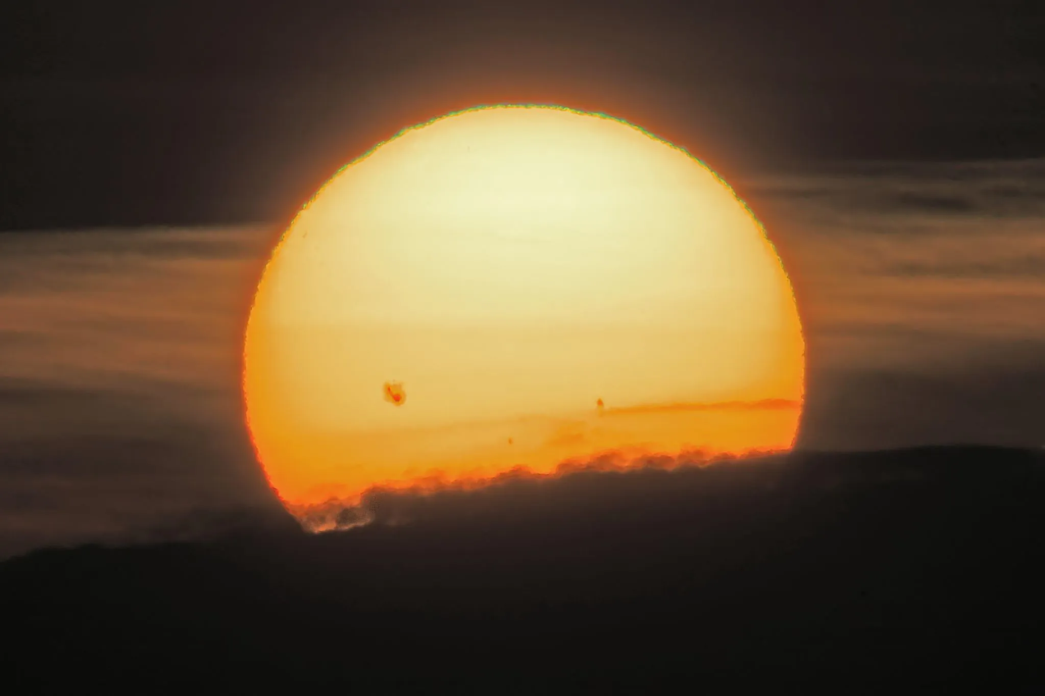 黒点が見える夕日 No.0000