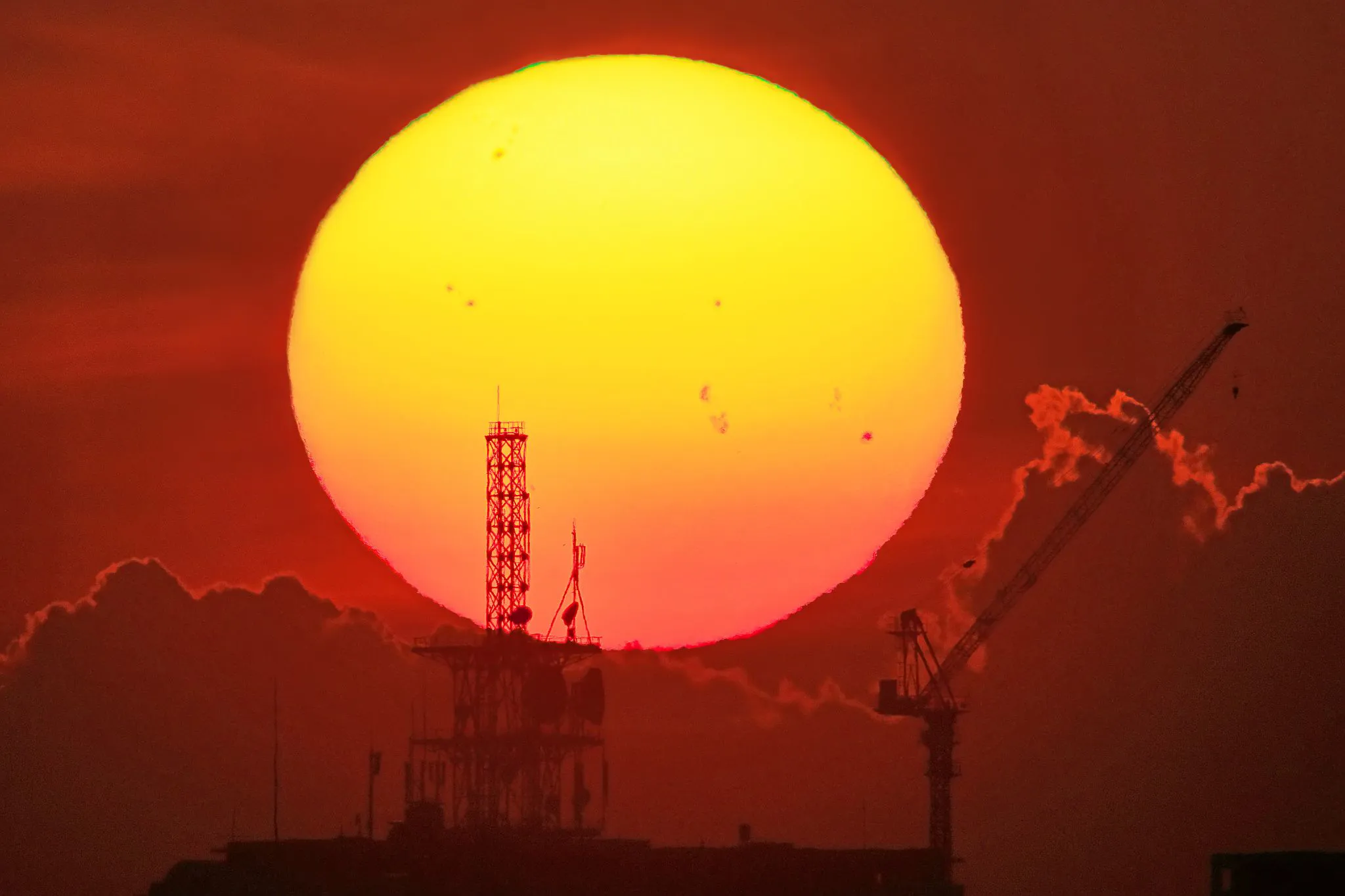 黒点がある夕陽 No.0000