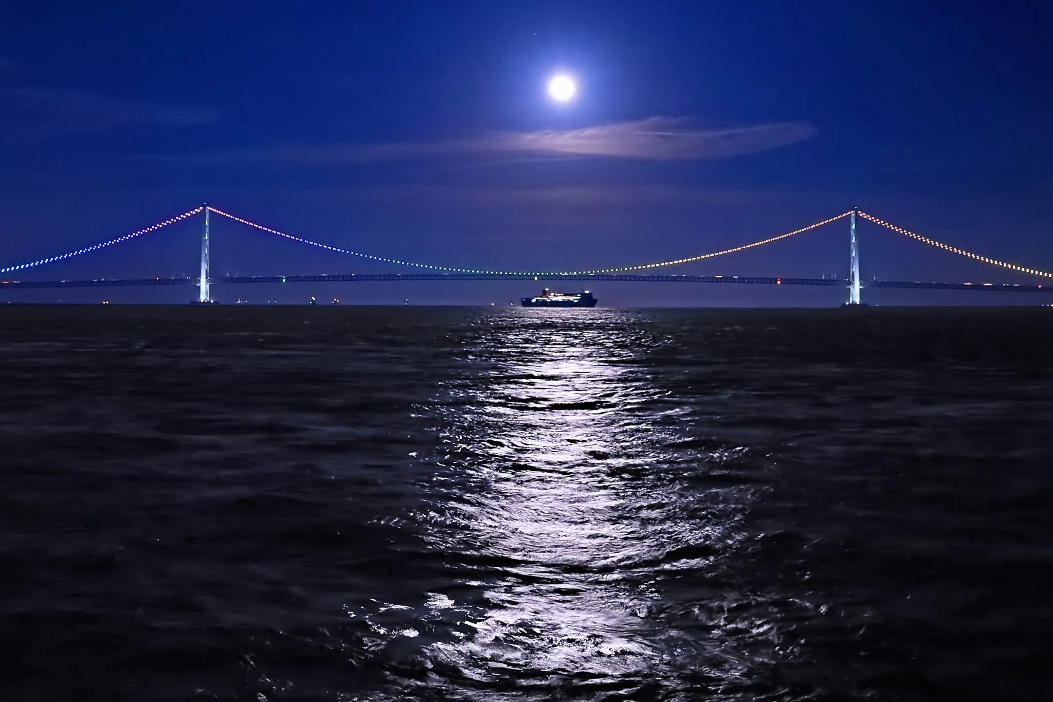 明石海峡大橋に昇る満月 No.0000