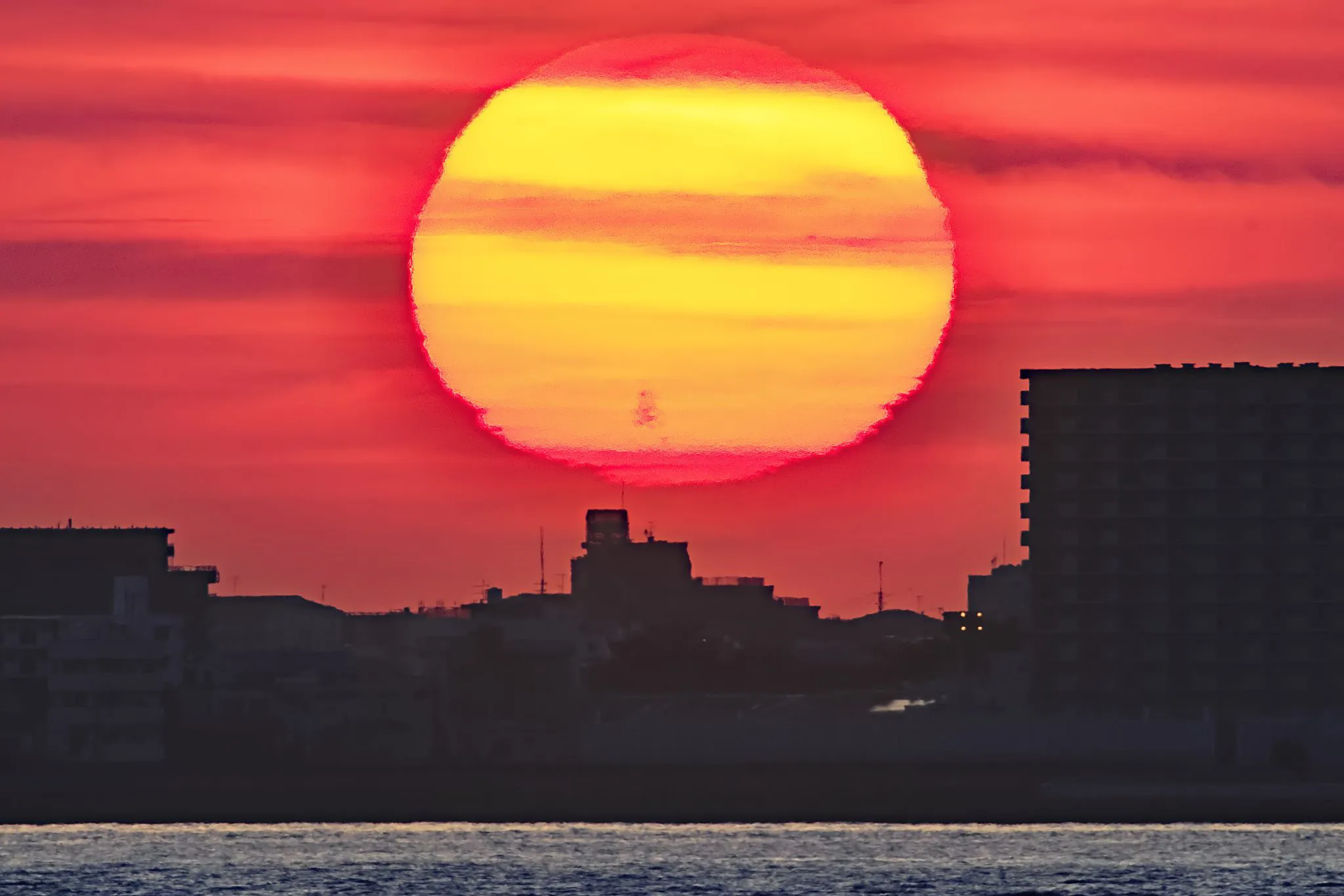 巨大な黒点がある夕陽 No.0000