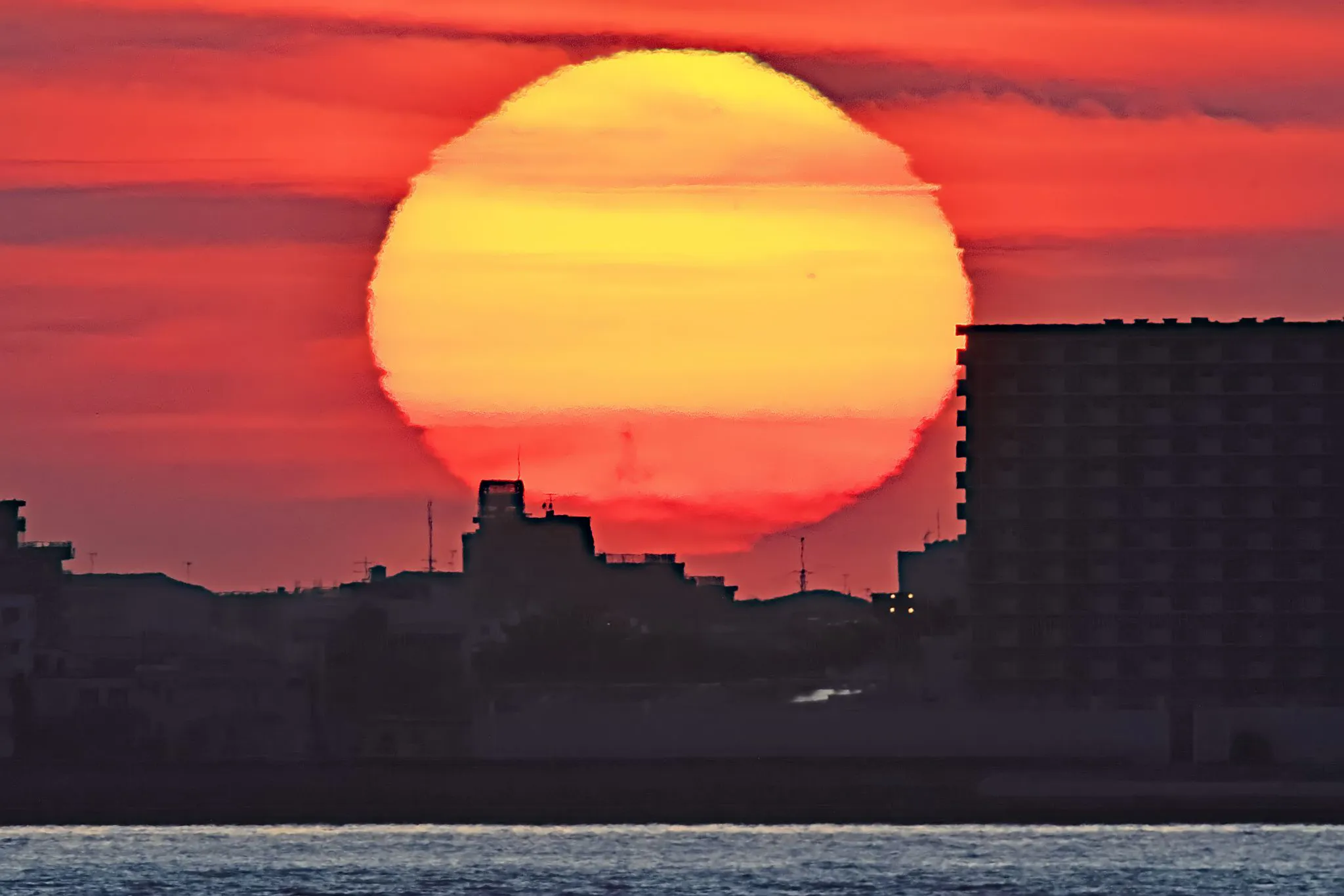 巨大な黒点がある夕陽 No.0001