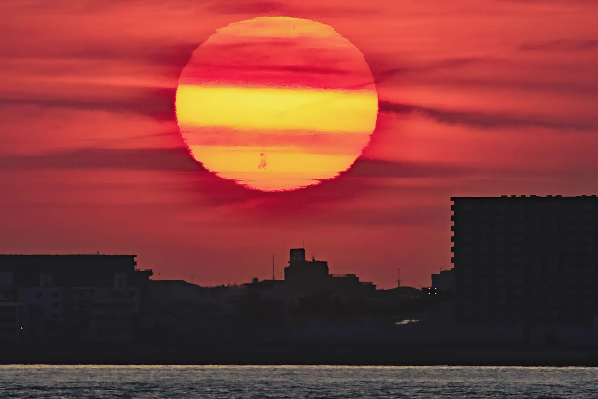 肉眼黒点が見える夕陽 No.0000