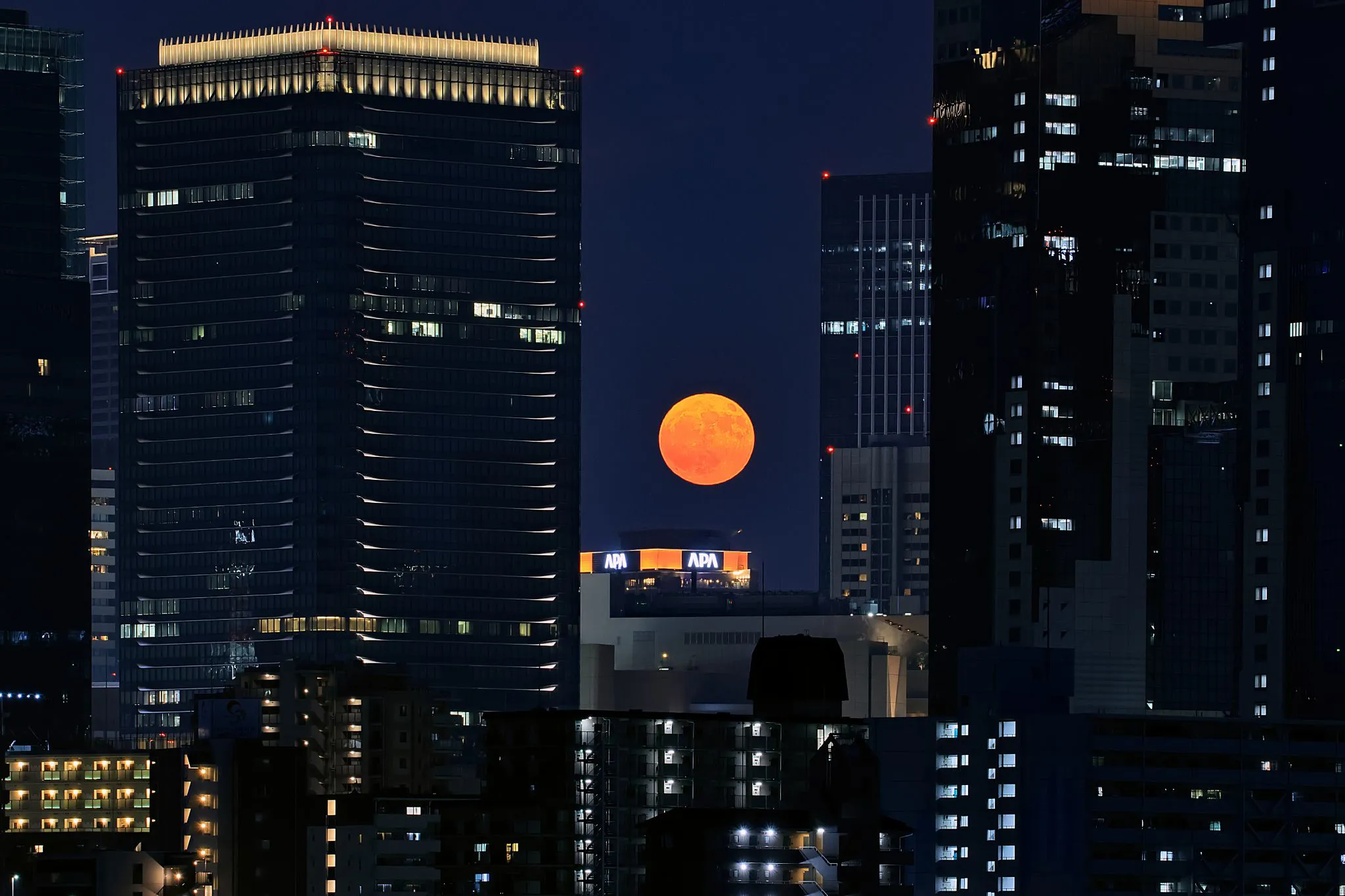 ビルの谷間の満月 No.0000