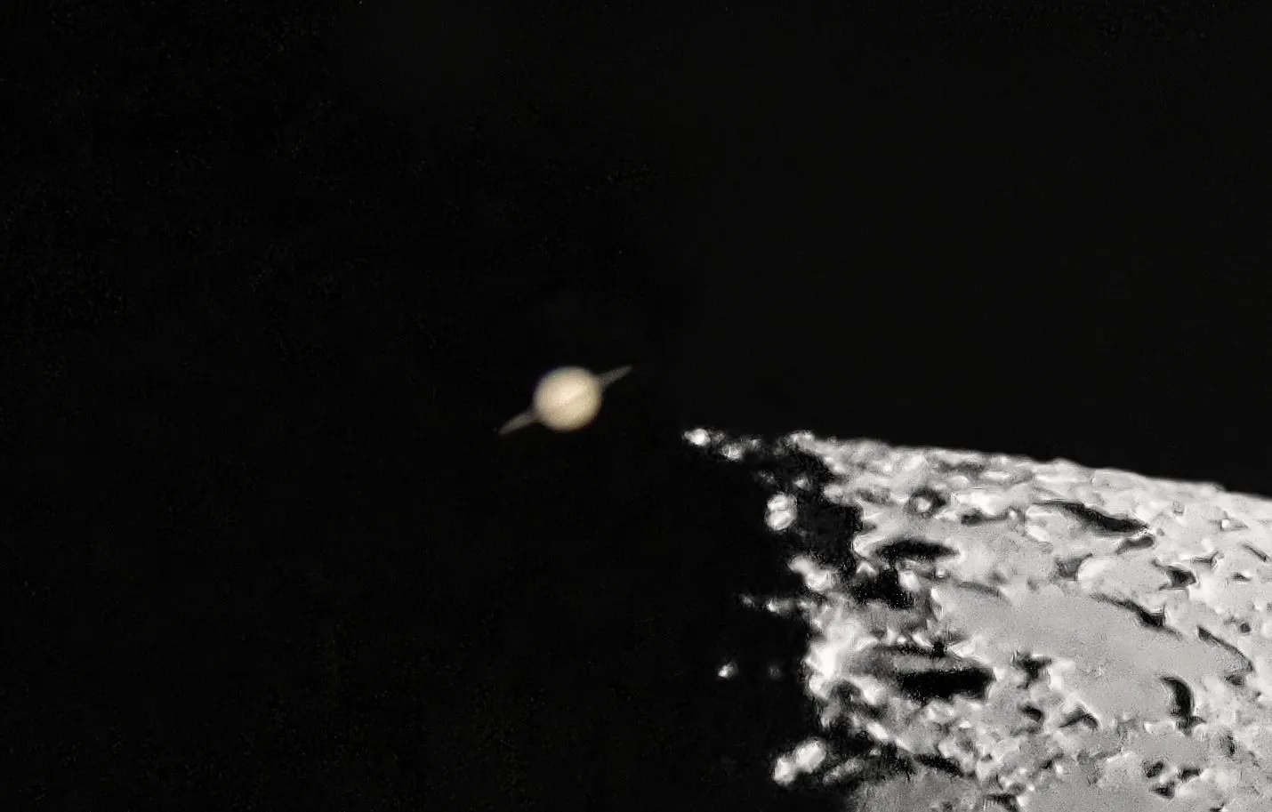 月に隠される土星 No.0000