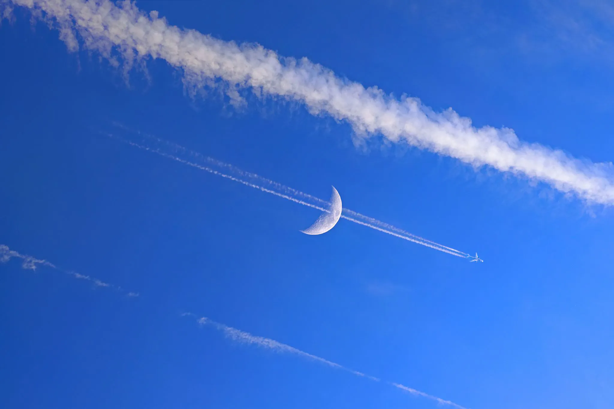 月を横切る飛行機雲 No.0000