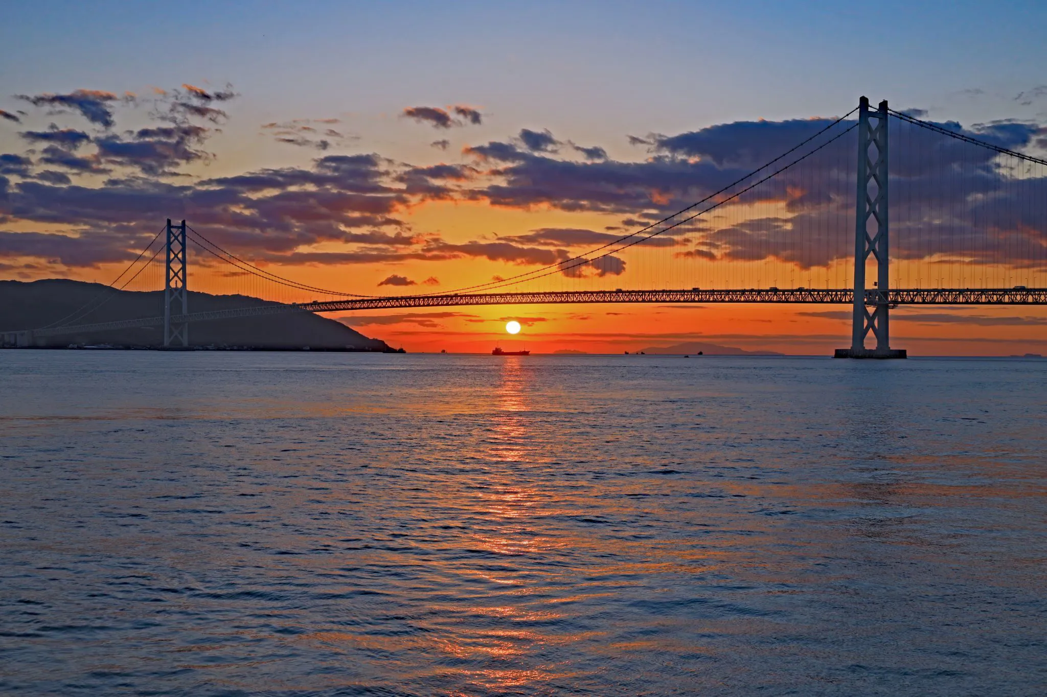 夕陽が架かる明石海峡大橋 No.0001