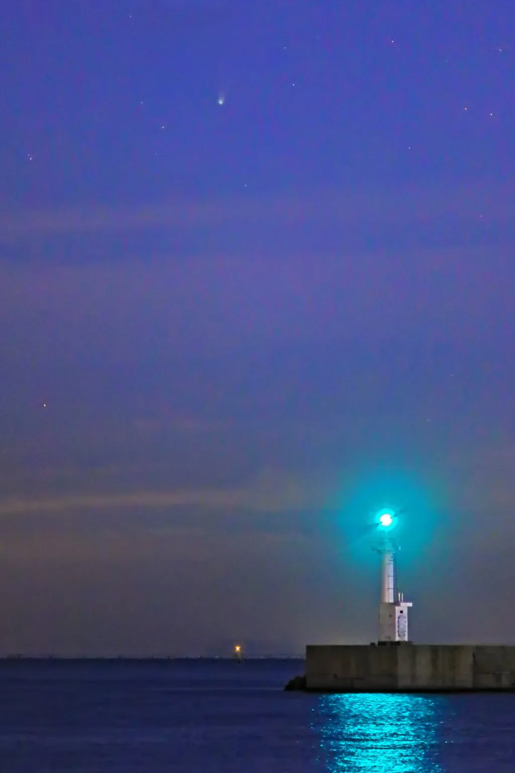 防波堤灯台とレモン彗星 No.0002