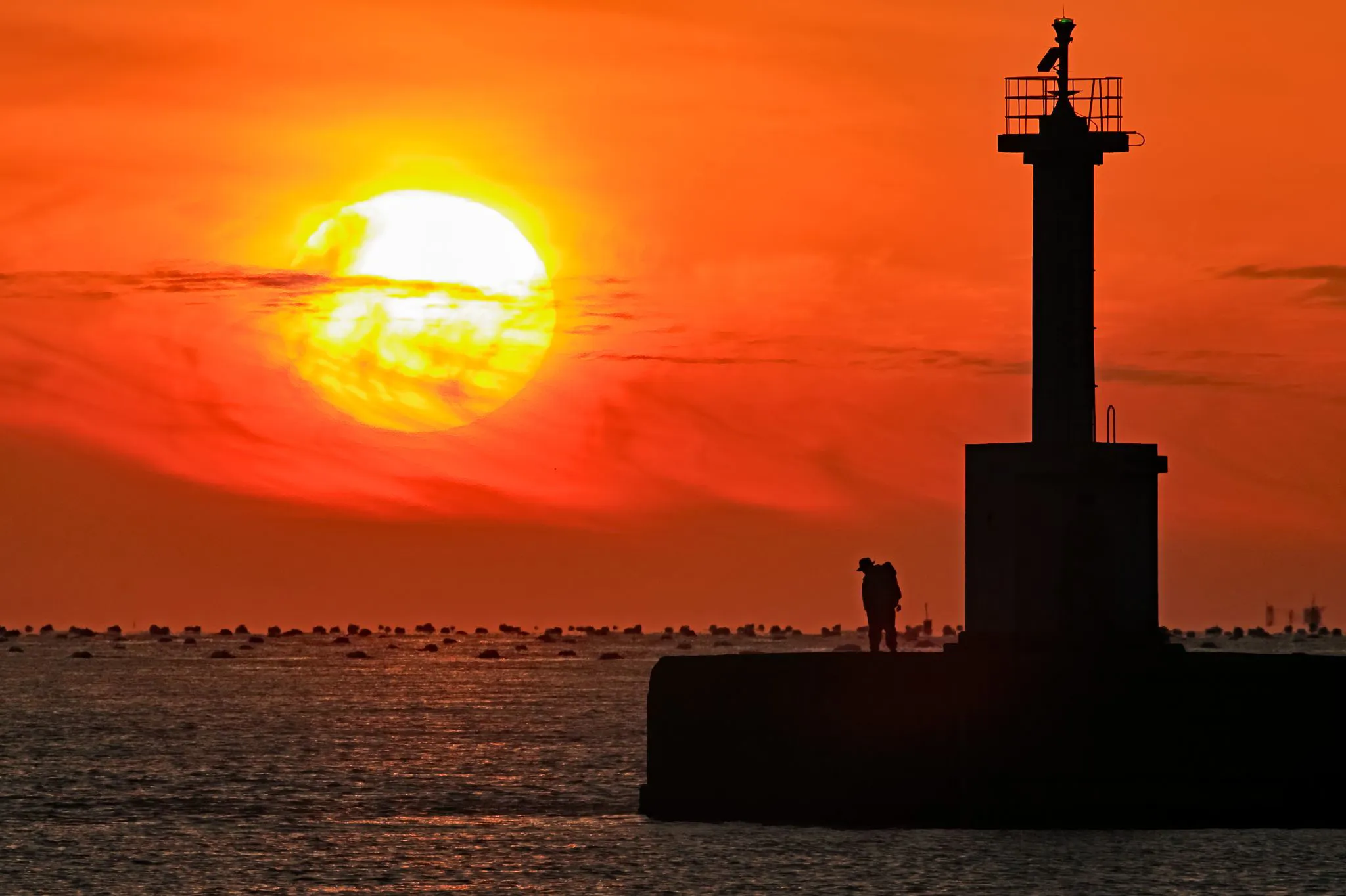 防波堤灯台と夕陽 No.0000