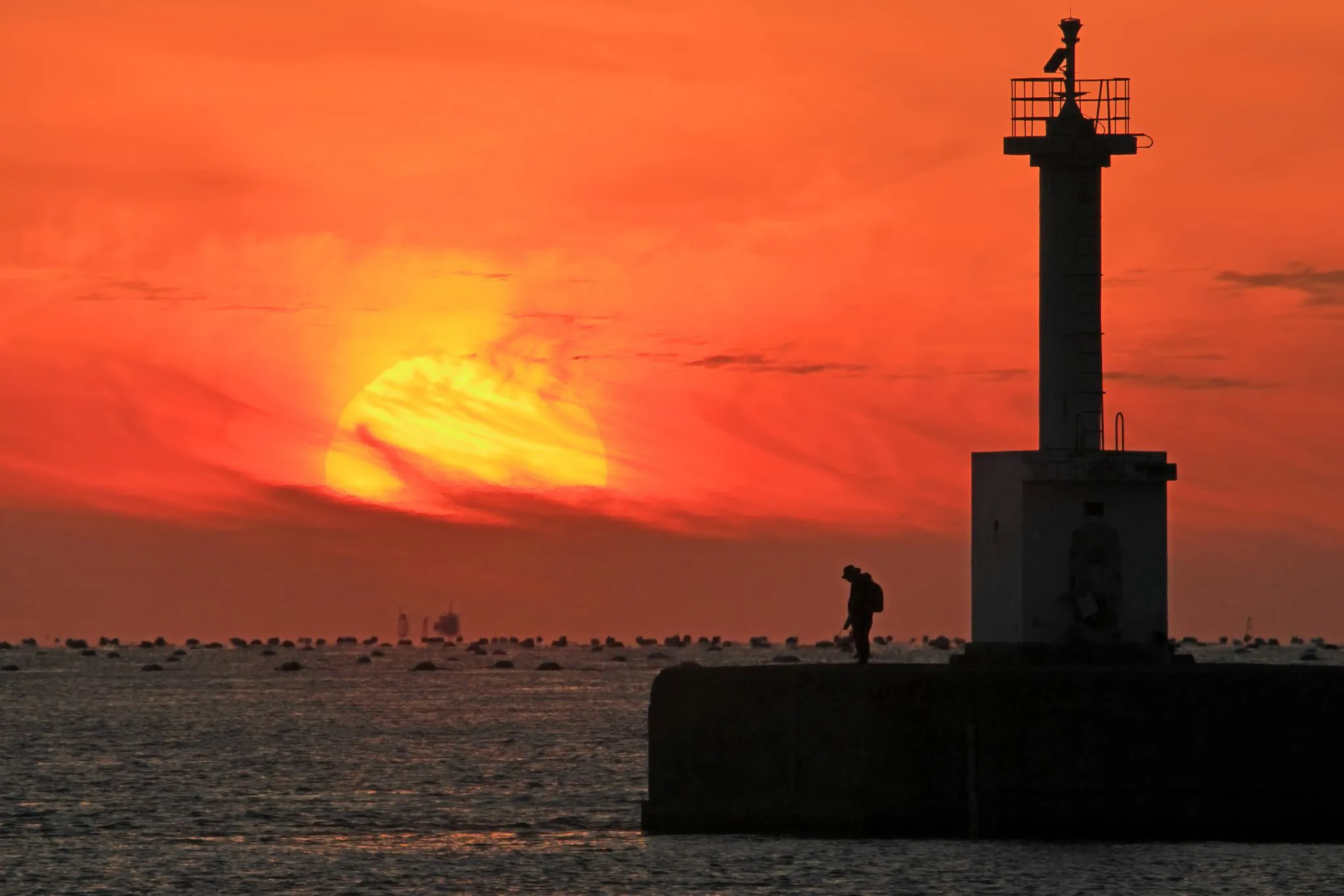 防波堤灯台と夕陽 No.0001