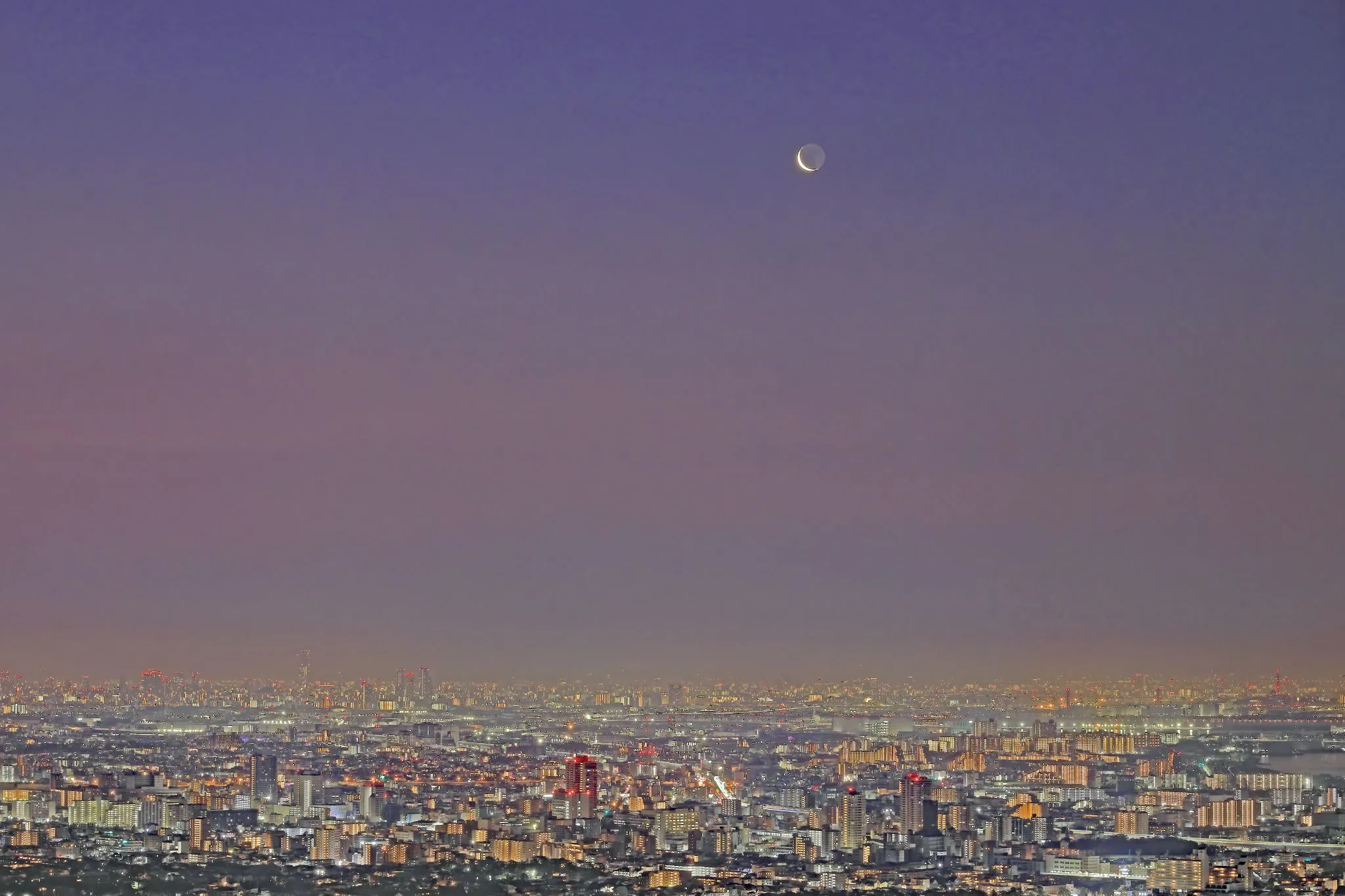 黄砂に霞む夜明けの月 No.0001