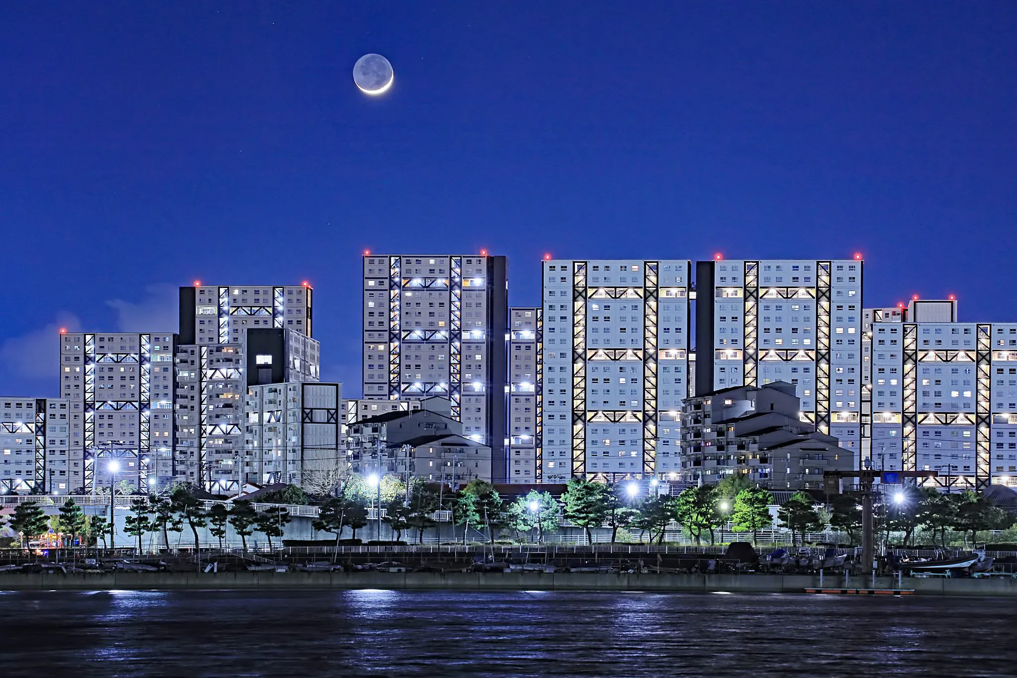未来都市と月 No.0000