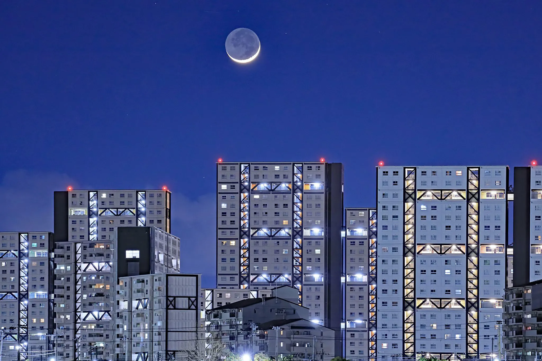 未来都市と月 No.0001