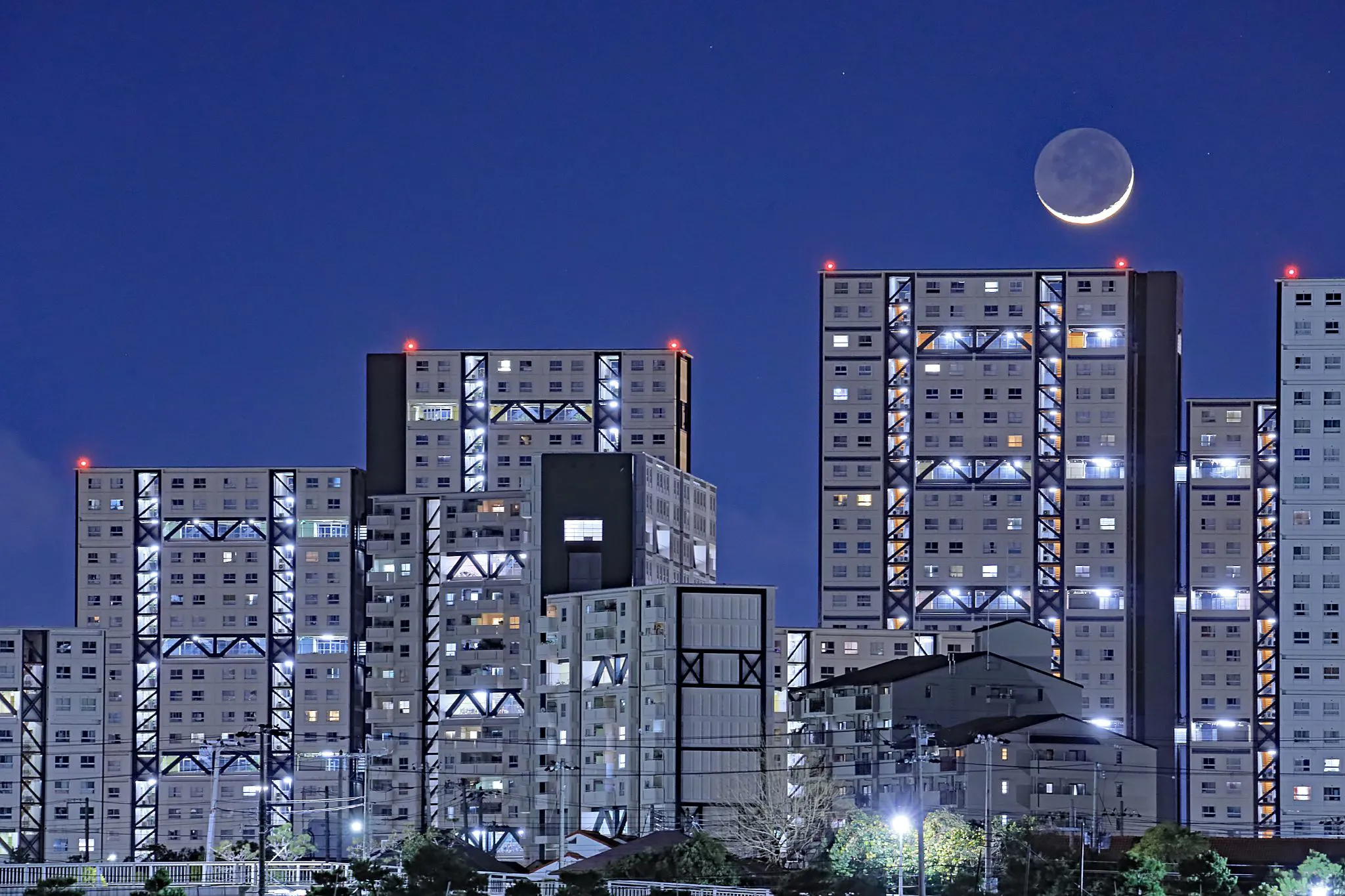 未来都市と月 No.0002