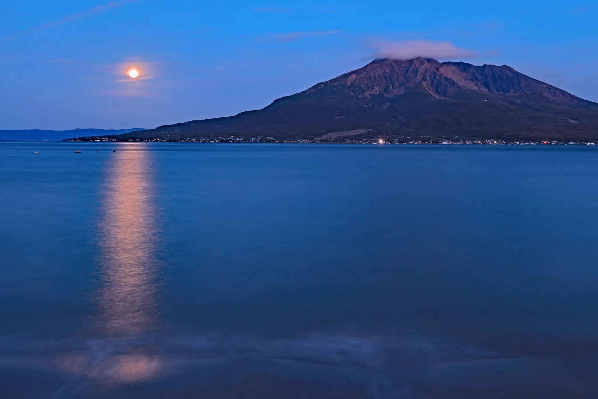 桜島に昇る満月 No.0001