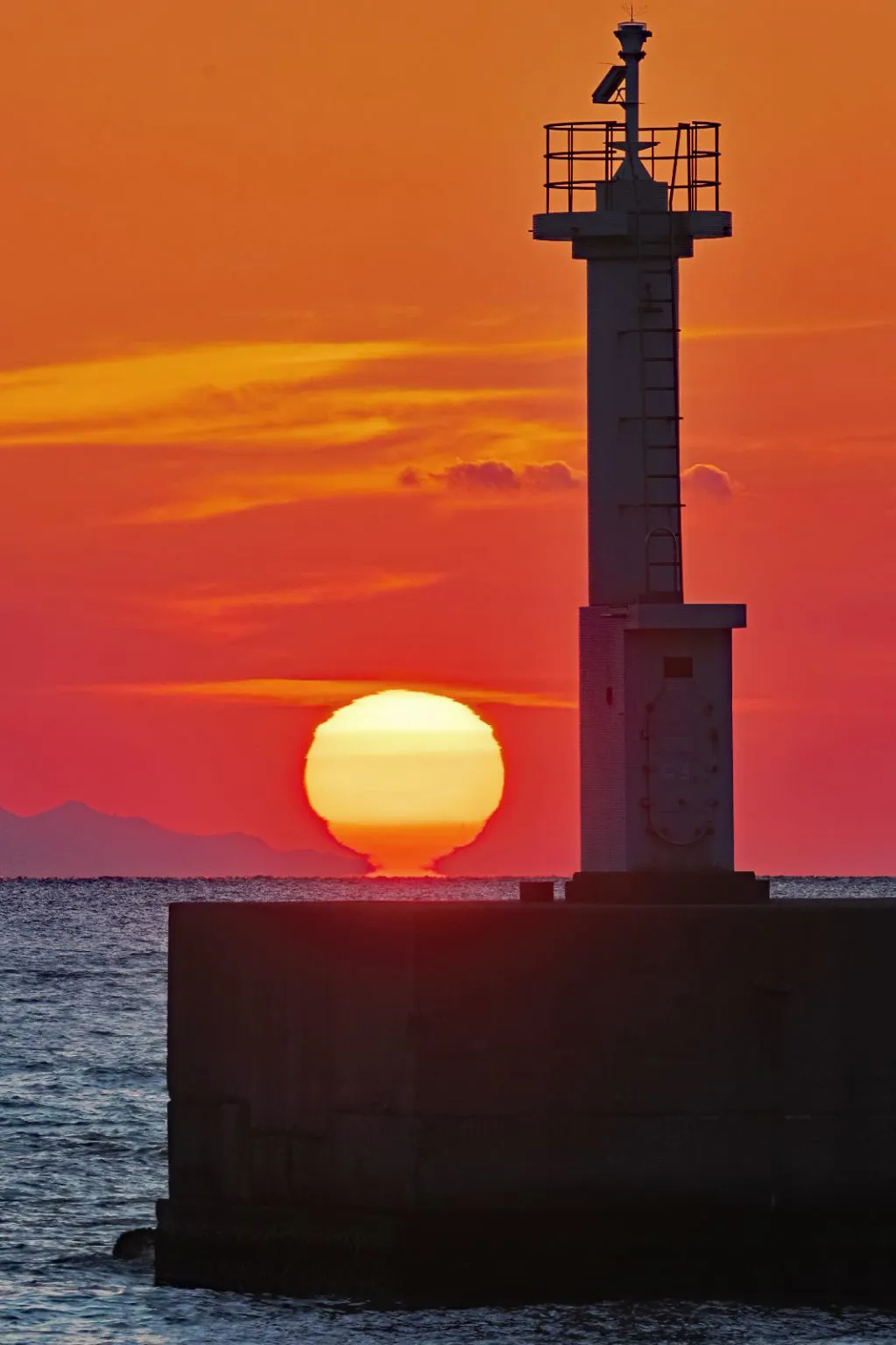 防波堤灯台に沈む夕陽 No.0001