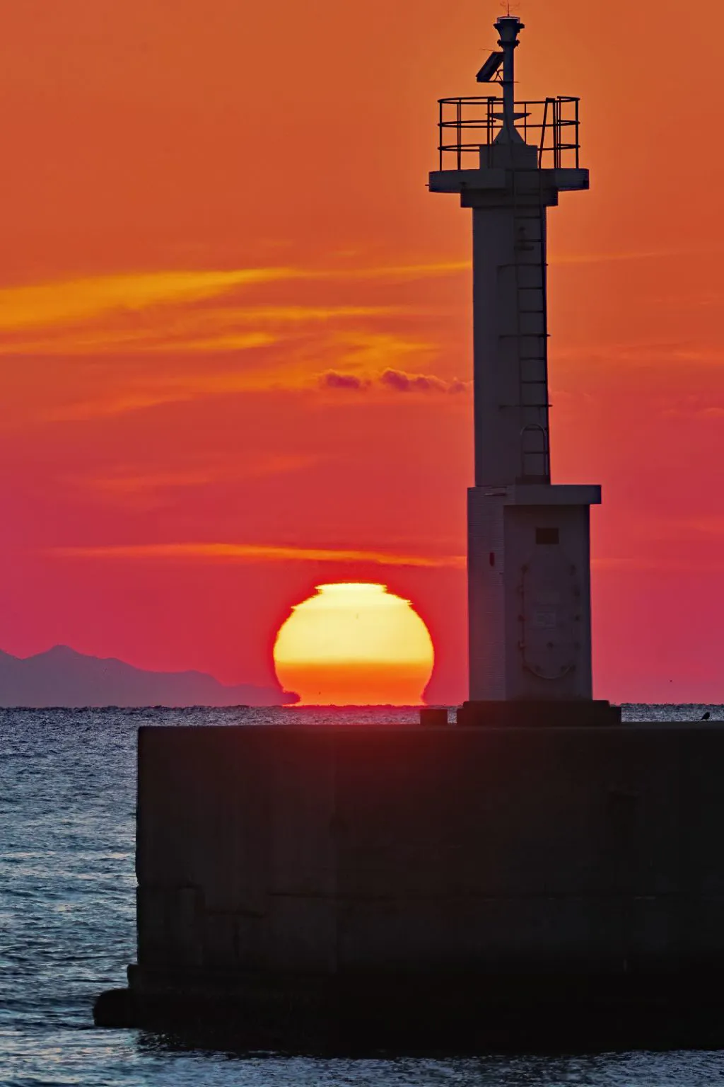 防波堤灯台に沈む夕陽 No.0002