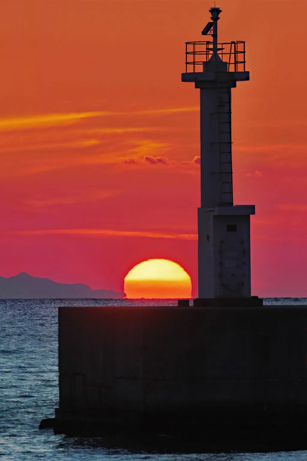 防波堤灯台に沈む夕陽 No.0003