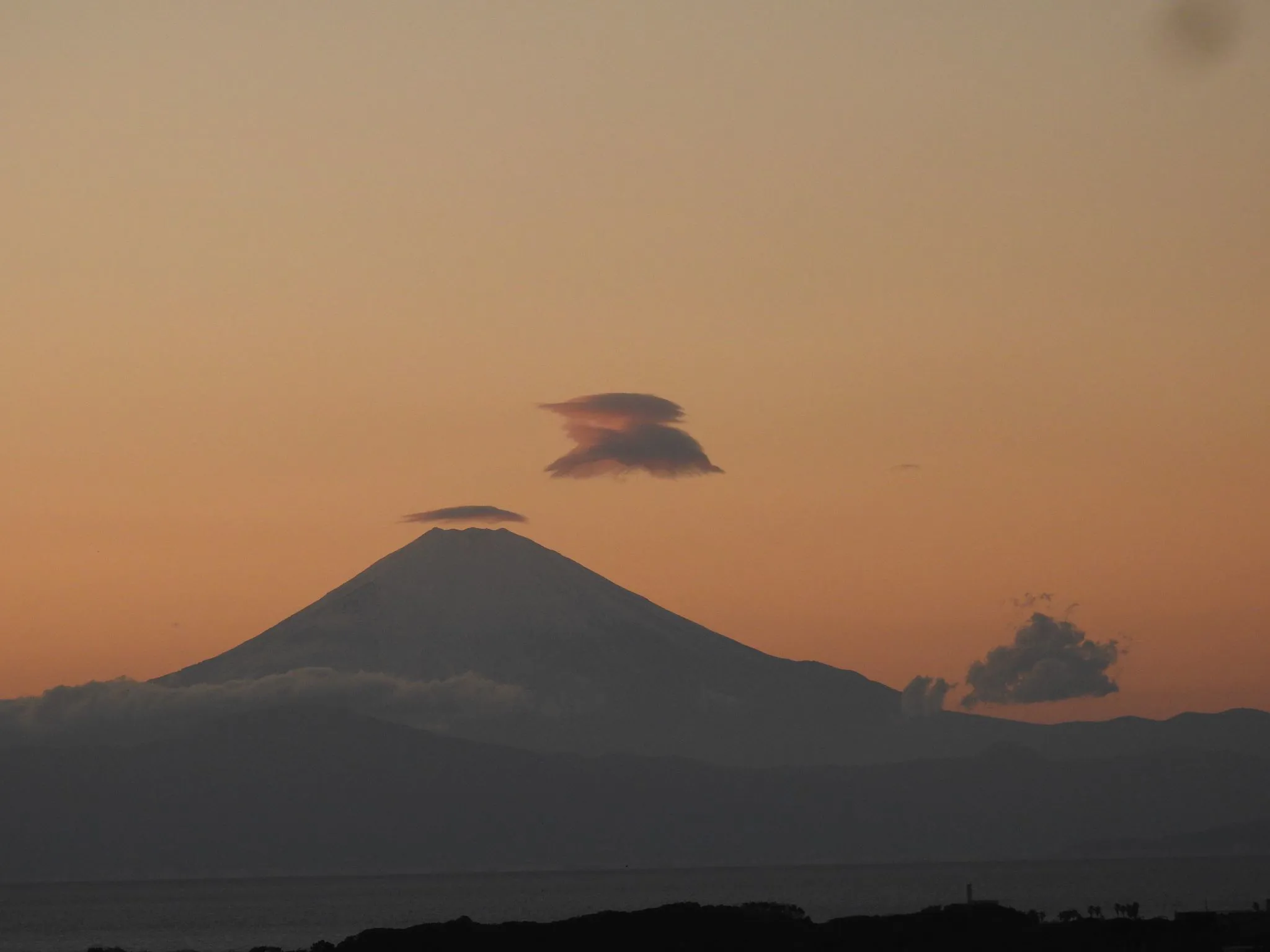夕焼けと富士山と傘雲の変化です。 No.0000