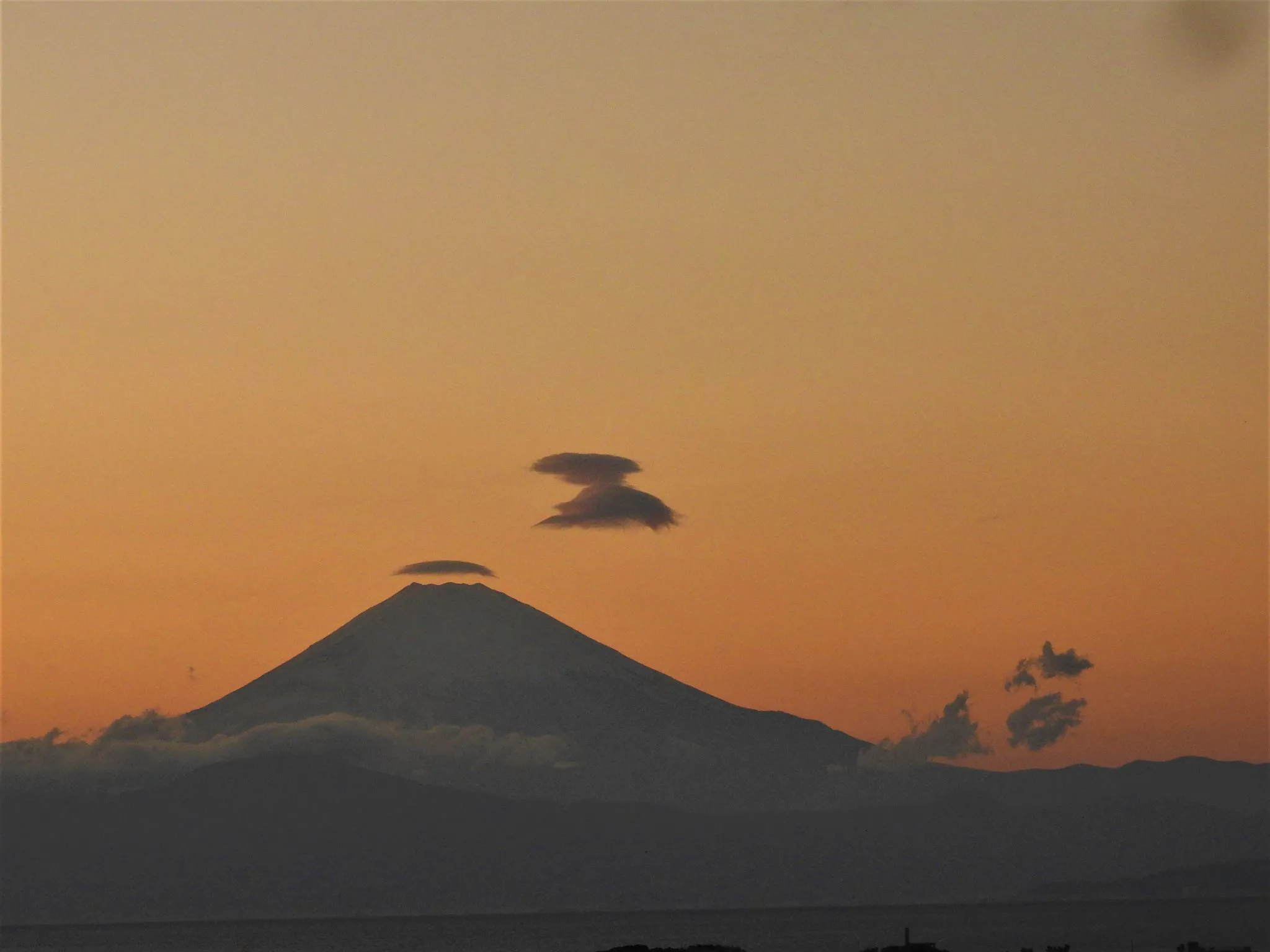 夕焼けと富士山と傘雲の変化です。 No.0001