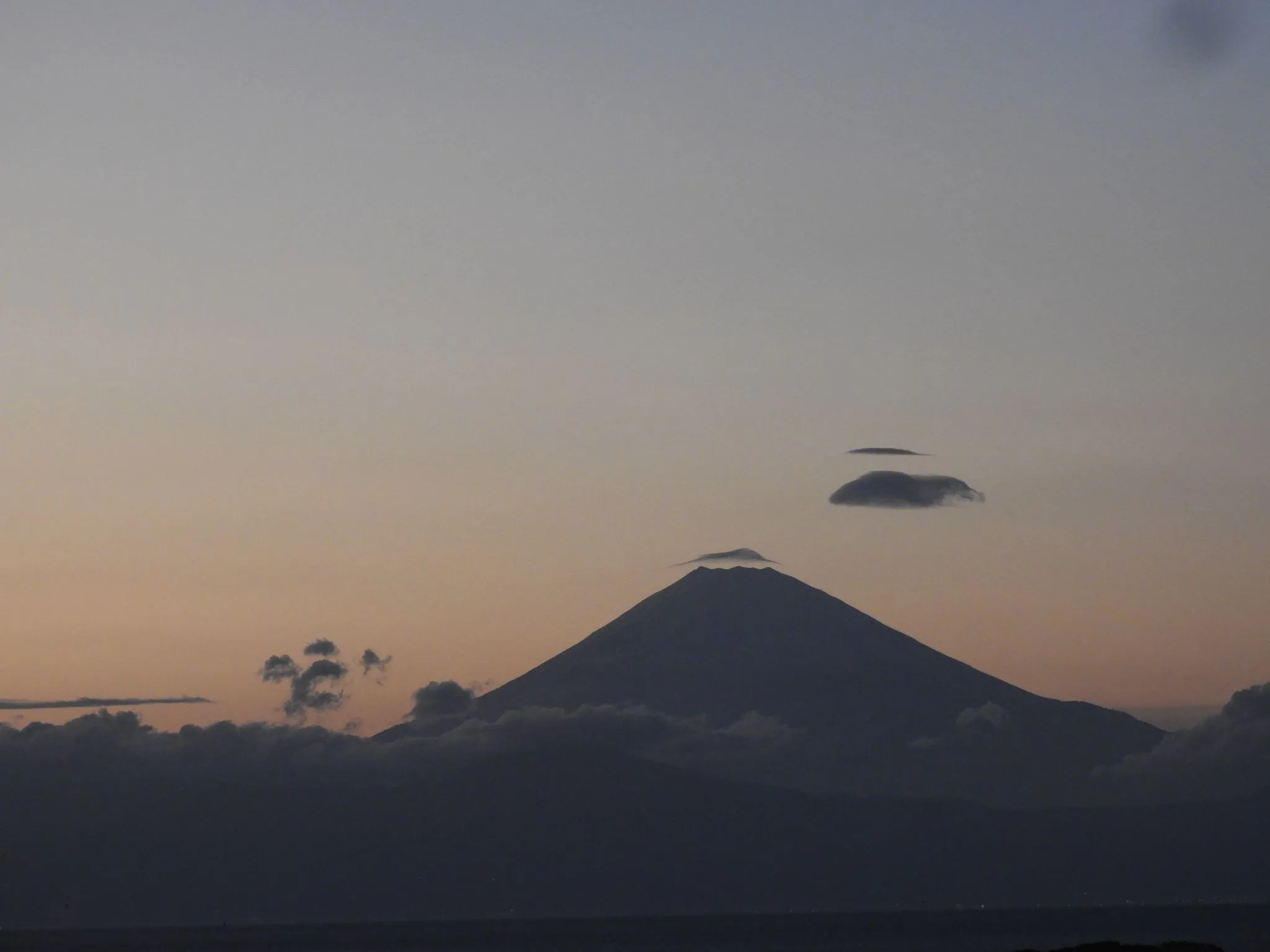 夕焼けと富士山と傘雲の変化です。 No.0002