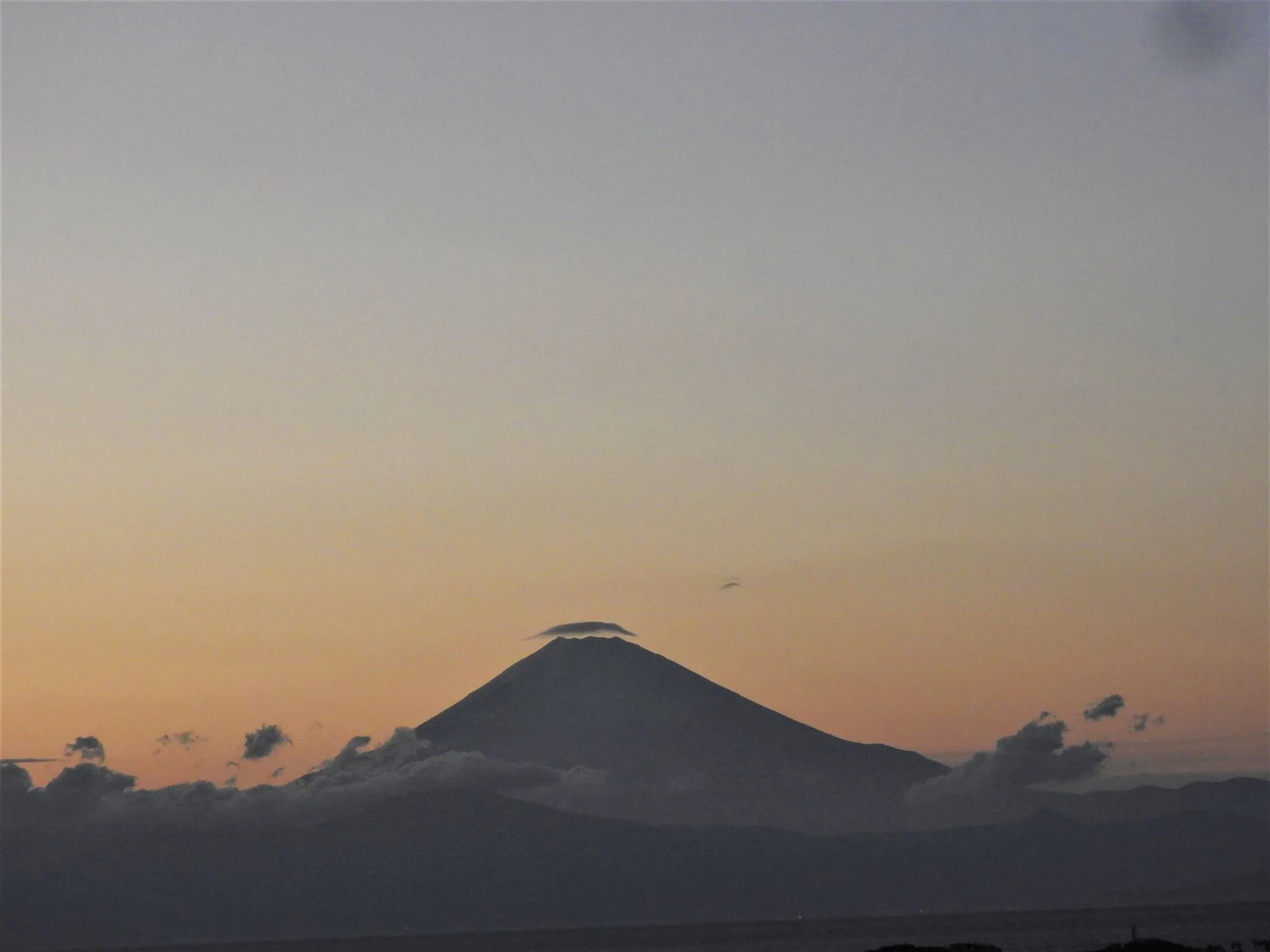 夕焼けと富士山と傘雲の変化です。 No.0003