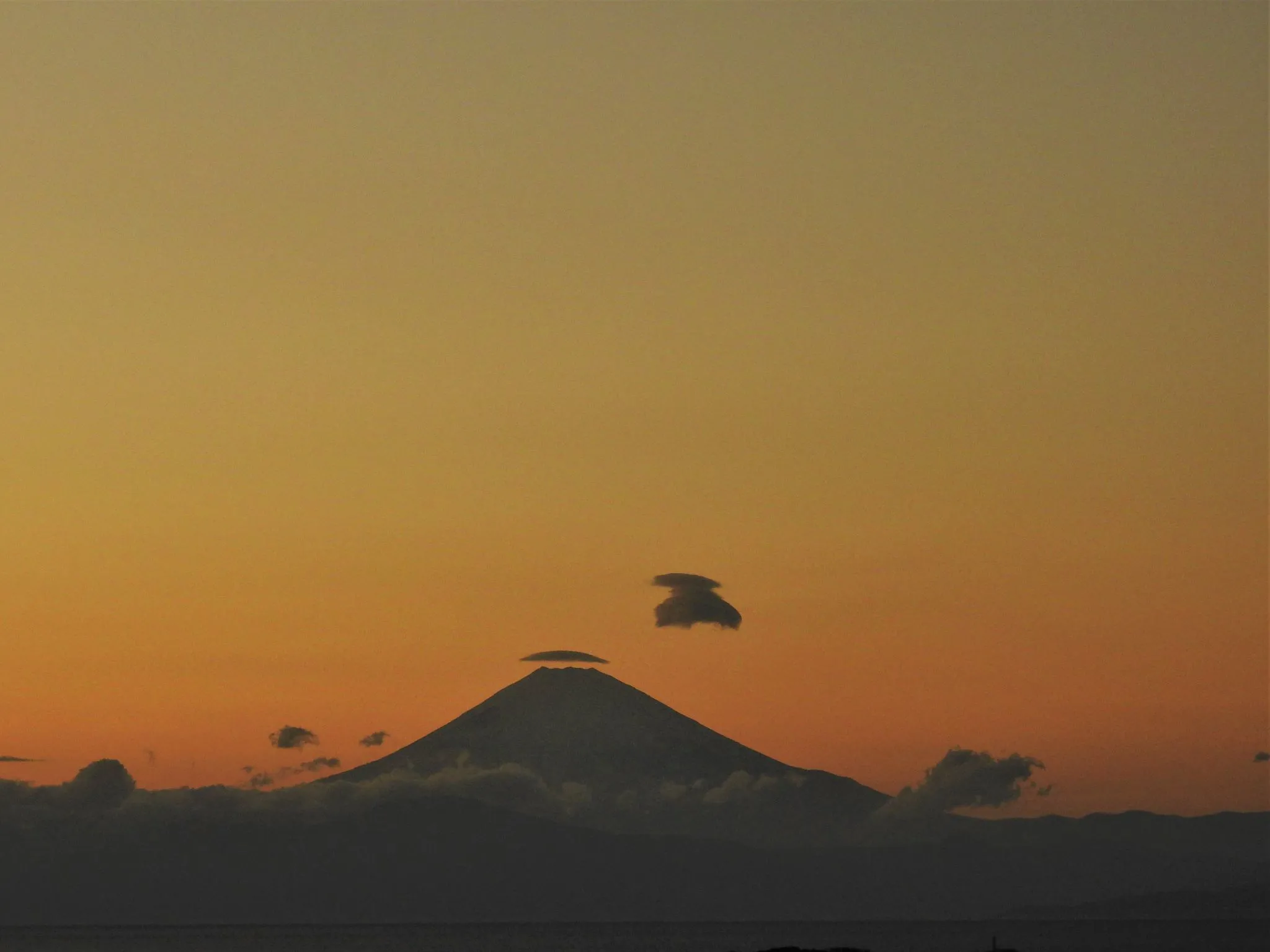 夕焼けと富士山と傘雲の変化です。 No.0004