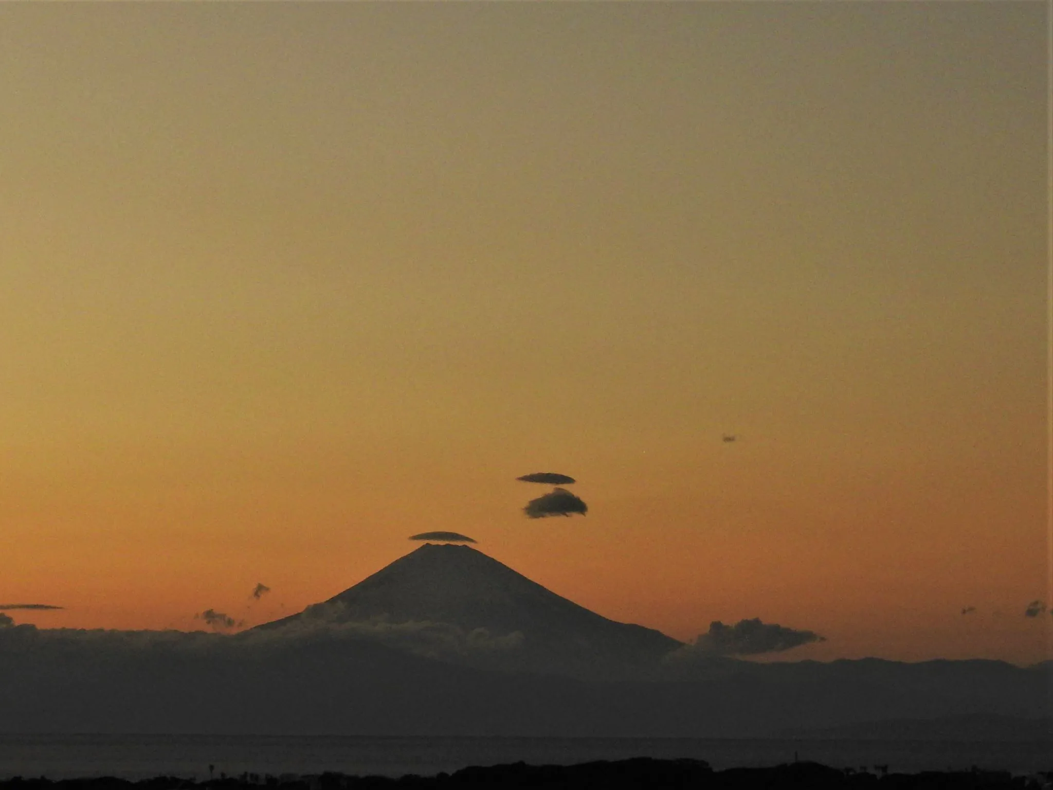 夕焼けと富士山と傘雲の変化です。 No.0005
