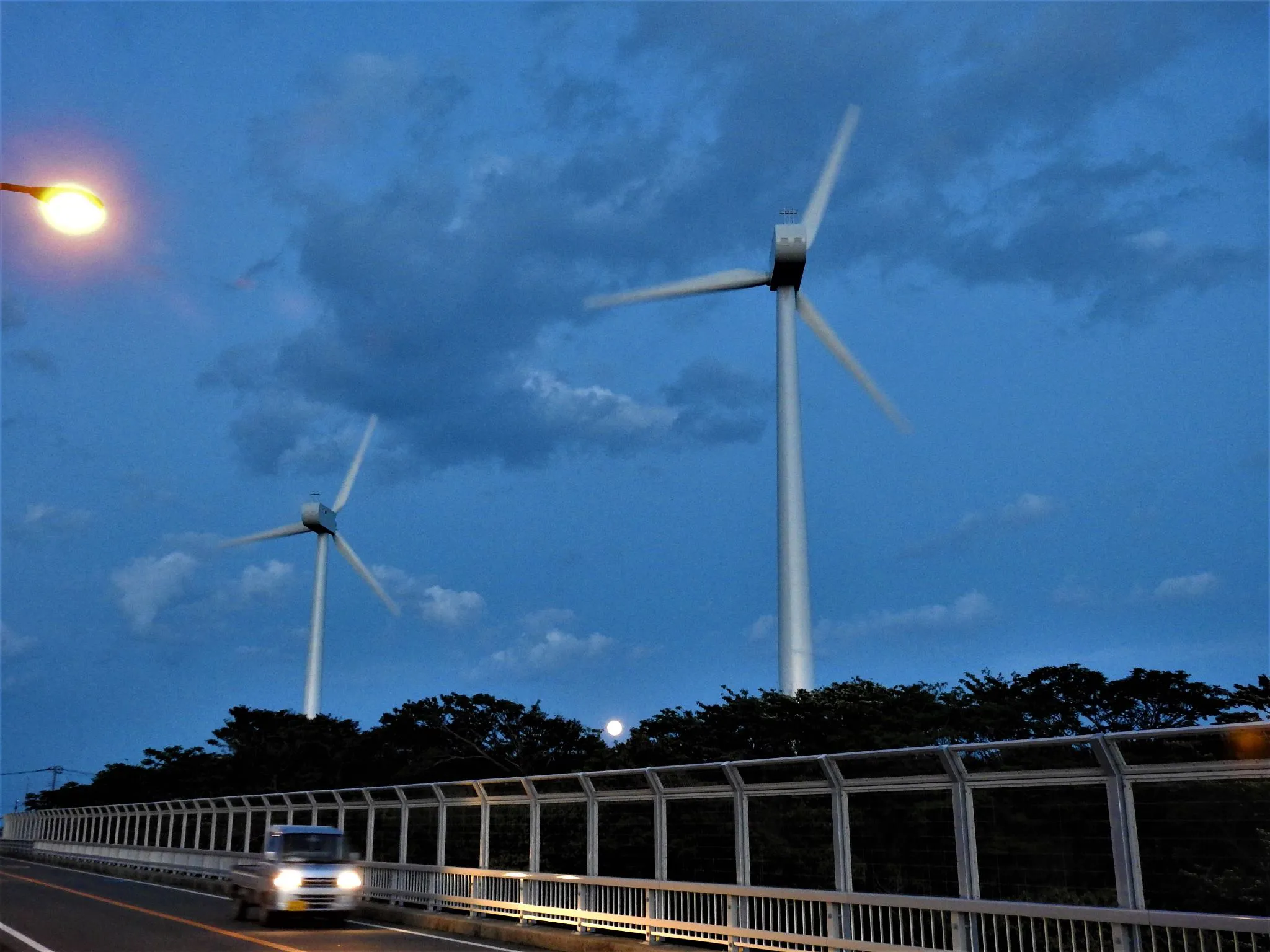 満月と風力発電とのコラボ No.0000