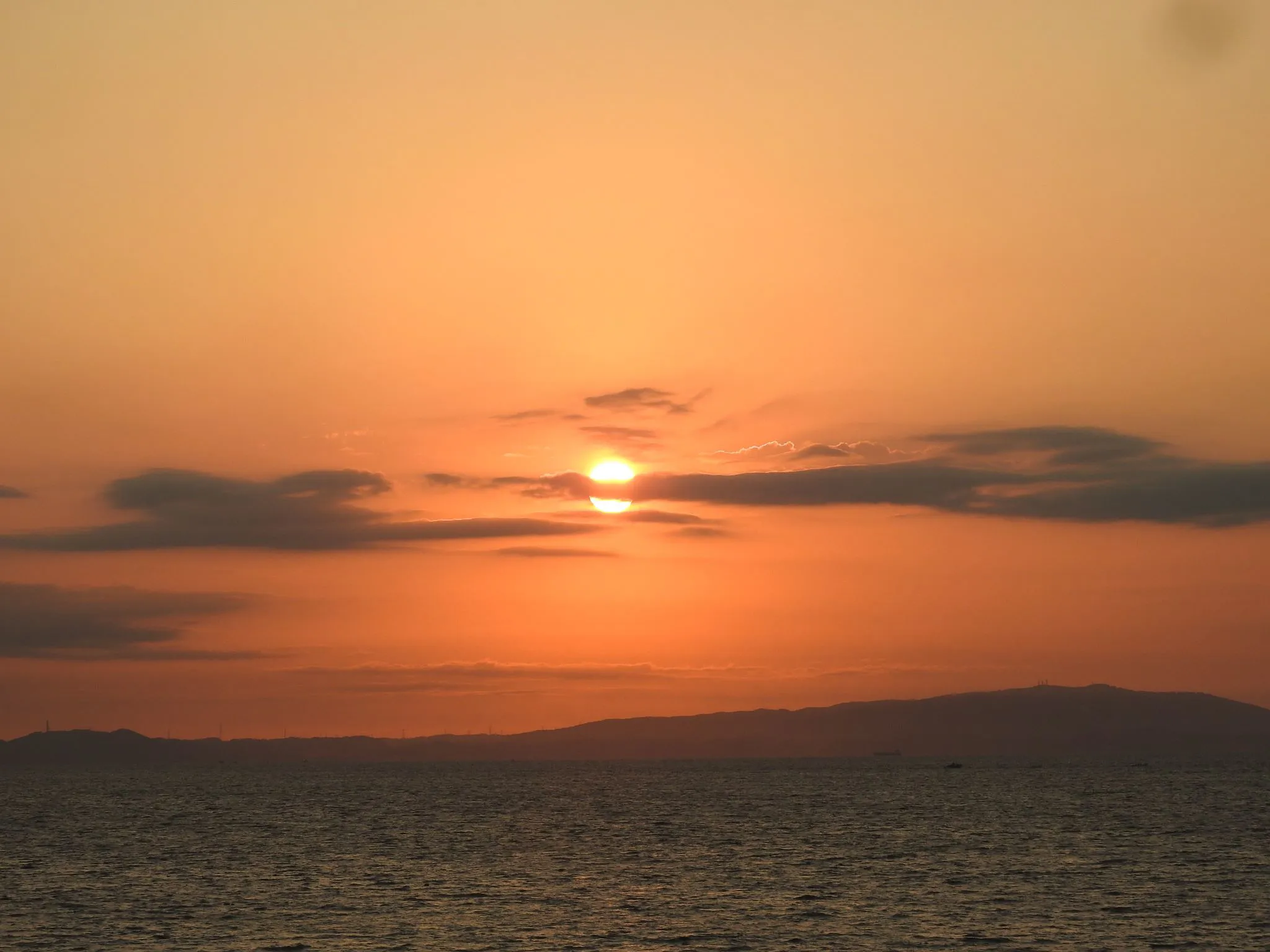 太陽が、ちぎれて二つに？？。 No.0000