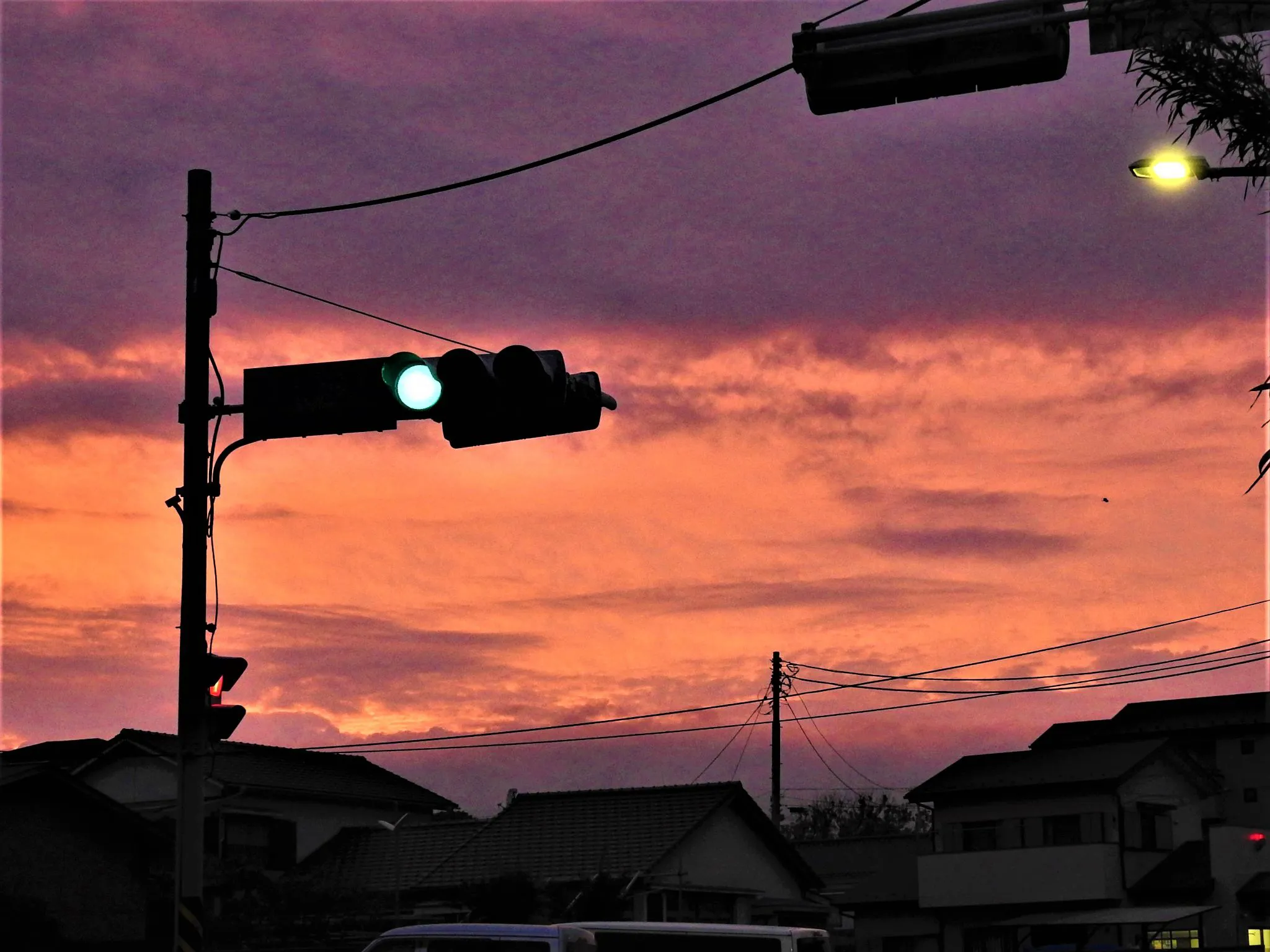 夕焼けと信号機とのコラボ No.0000