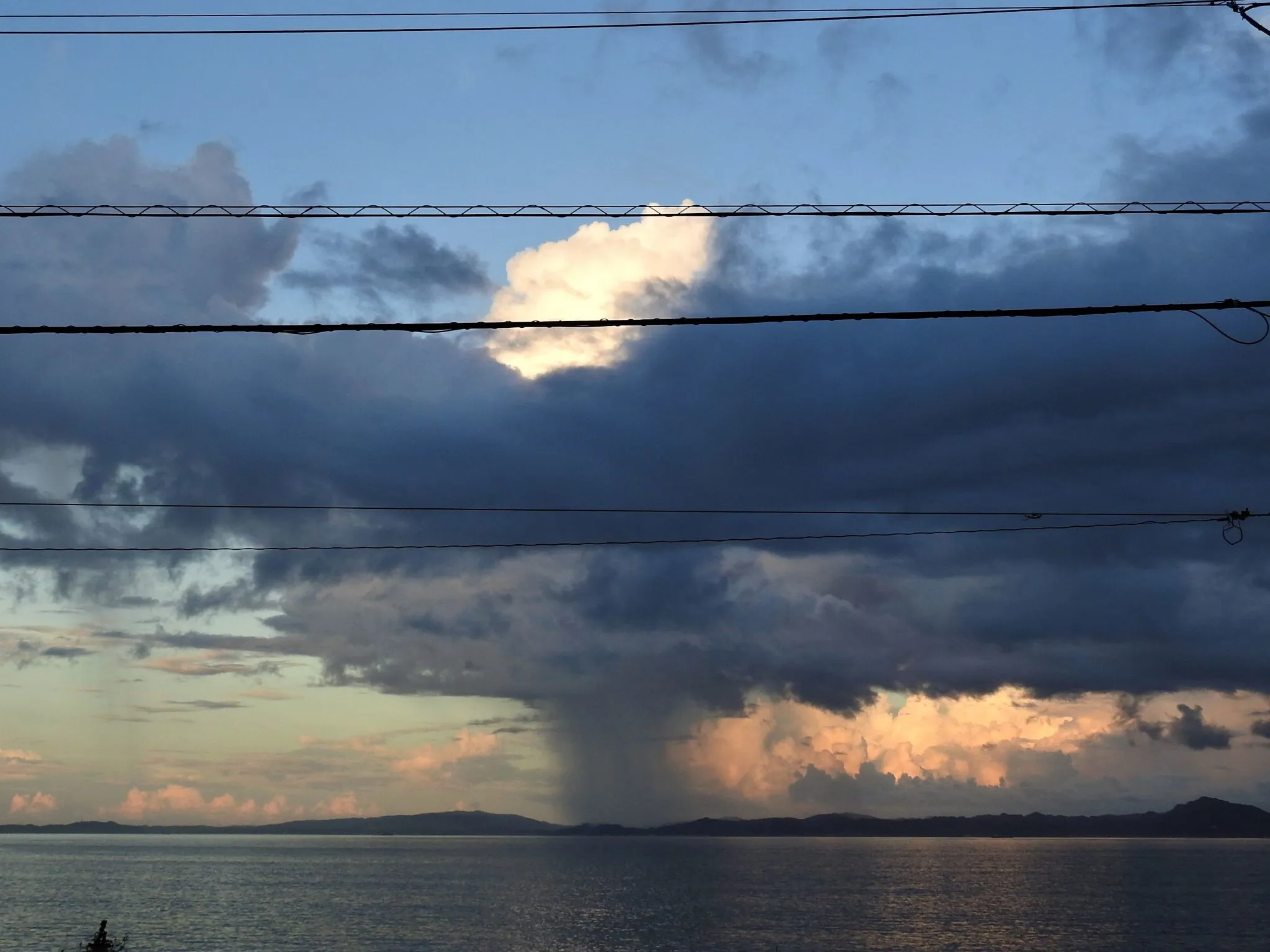 積乱雲と雨が移動している。 No.0000